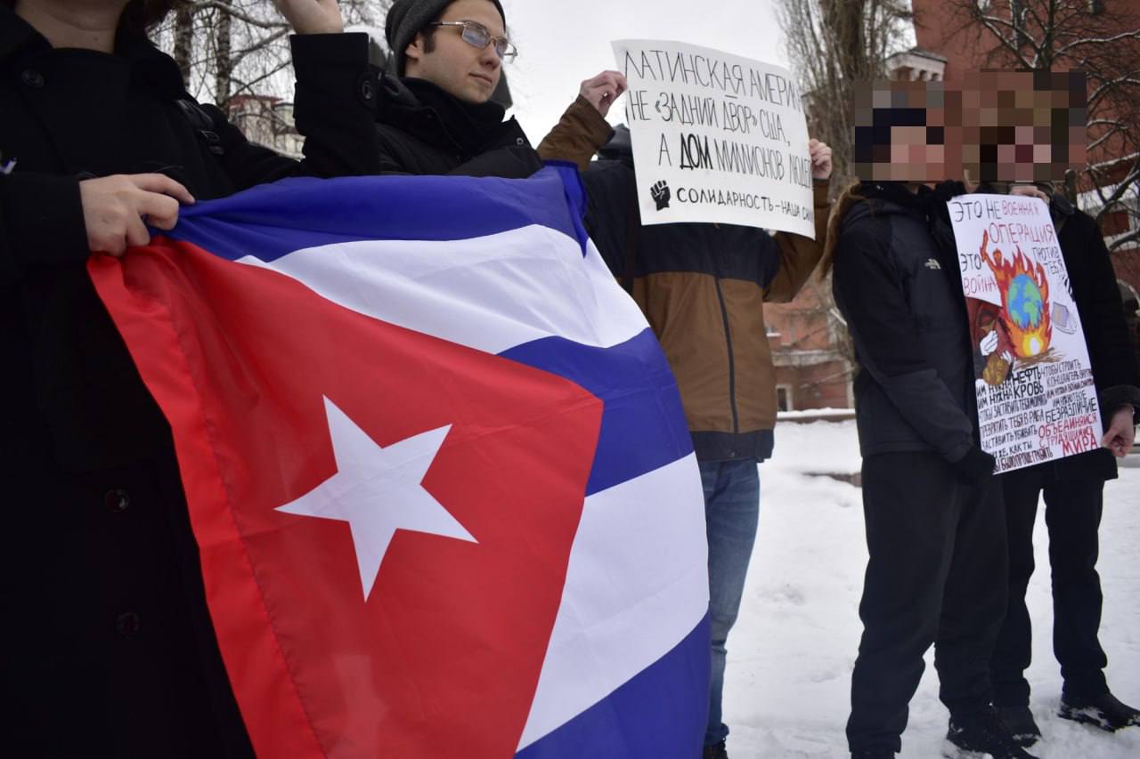 Воронежского марксиста оштрафовали за пикет в поддержку Венесуэлы Суд признал виновным марксиста Артема Есикова в участии в несогласованном публичном мероприятии Молодому человеку назначили штраф в 10 тысяч рублей сообщает Коммерсант Есиков заявил что не согласен с решением суда и будет обжаловать его Протокол на меня был составлен не пойми как без доказательств Не было доказано что на фотографии именно я не было процесса обличения Все построено на одной фотографии и выводе что я подписчик телеграм канала ОВМ следовательно виновен заявил активист Поводом для преследования стал пикет в поддержку Венесуэлы после похищения Николаса Мадуро прошедший в Воронеже 5 января Артем Есиков принимал участие в акции Спустя неделю его задержали прямо в университете Фото Организация воронежских марксистов