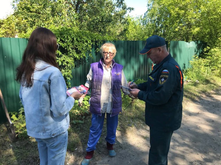 Из-за поджога тополиного пуха в Ульяновске горела автостоянка По поручению главы города Александра Болдакина организованы ежедневные рейды по пропаганде правил пожарной безопасности, при этом в настоящее время особое внимание их участники уделяют разъяснению опасности поджога тополиного пуха Как сообщил начальник МБУ «Управление гражданской защиты» Андрей Тамбовский, 27 мая рейды прошли на улицах Мира в деревне Погребы и Цветочной посёлка Ленинский. Они охватили 48 домовладений, гражданам роздано 93 листовки с информацией о том, как защитить себя и свой дом от возгорания За минувшие сутки на территории Ульяновска произошло семь пожаров. На Рябикова, 4 в результате детской шалости от горящего пуха огонь перекинулся на автомобили УАЗ «Патриот» и Мазда, серьёзно их повредив Подробнее
