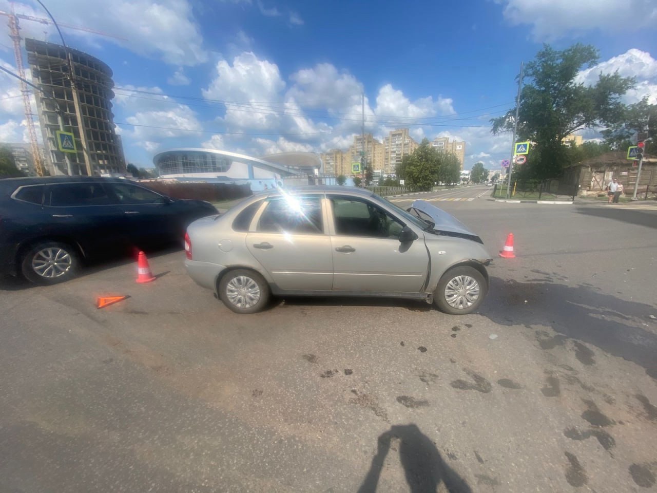 Трое детей пострадали в аварии в Тамбове. 13 июня на улице Мичуринской водитель "Лады Калины" проехала на красный свет и врезалась в "Mitsubishi Outlander". После удара иномарка отлетела в ограждение. В ДТП пострадали пять человек: - В "Ладе" – мужчина 38 лет и девочка 12 лет . - В "Mitsubishi" – женщина 37 лет и двое детей мальчик и девочка по 9 лет . Источник: «Госавтоинспекция Тамбовской области». Мой Тамбов
