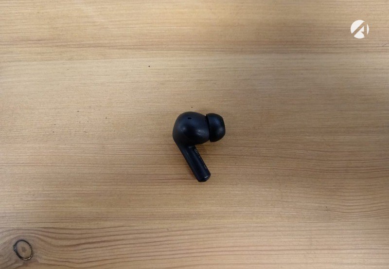 Использование наушников затычек грозит серьёзными заболеваниями Проблема кроется в конструкции гаджетов пишут Известия со ссылкой на врача отоларинголога Людмилу Елизарову По её словам внутреннее ухо очень уязвимо поэтому любая вирусная инфекция или стресс могут привести к потере слуха Внутриканальные наушники особенно опасны так как слуховой проход не предназначен для такого воздействия Гораздо безопаснее когда источник звука находится дальше Также врач предупреждает что длительное применение внутриканальных наушников грозит грибковыми отитами и травмами поскольку слуховой проход предназначен для самоочищения а вмешательство нарушает этот процесс Специалист рекомендует заменить затычки на накладные модели соблюдать умеренность в прослушивании музыки и периодически давать отдых органам слуха Астрахань 24 в МАХ