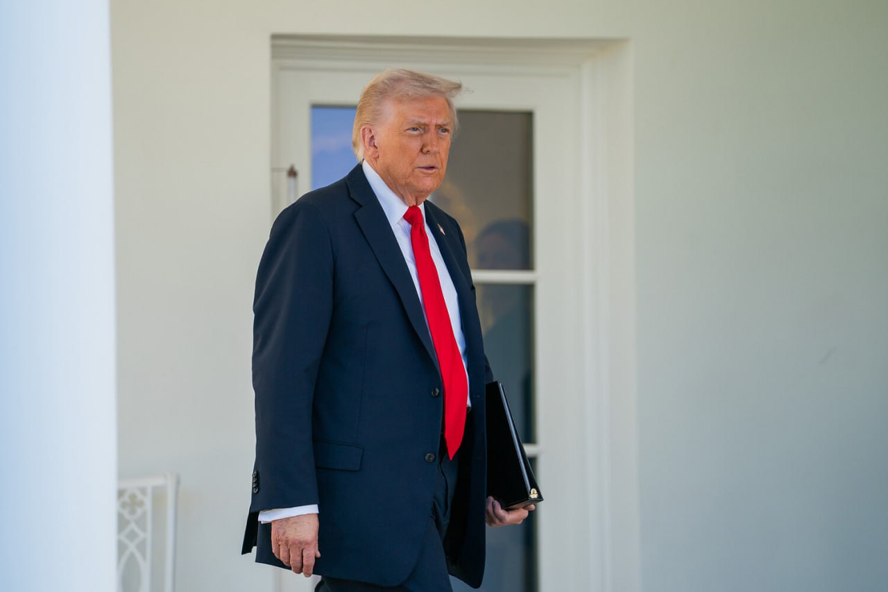 Трамп обеднел на 1 1 млрд Состояние президента США Дональда Трампа с сентября текущего года уменьшилось на 1 1 млрд и составляет 6 2 млрд Об этом сообщает журнал Forbes По его информации сокращение произошло из за снижения стоимости акций компании Trump Media Technology Group которые в сентябре торговались в районе 17 Сейчас одну акцию фирмы можно купить за 10 3 Американский лидер находится на 595 м месте в рейтинге миллиардеров Forbes Читайте Газету Ru в MAX Участвуйте в розыгрыше