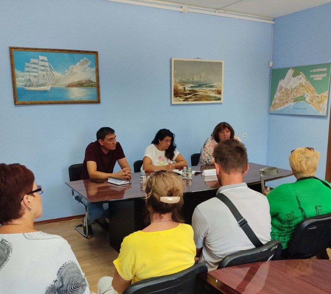 Исполняющий обязанности руководителя Управы Приморского района города Мариуполь Елена Пантелеевна Голяка, заместитель директора по производству МПУ ВКХ ГУП ДНР «Вода Донбасса»  Евгений Александрович Гуцал, представители ГУП ДНР «Донбасстеплоэнерго» филиал «Мариупольтеплосеть» провели  встречу с жителями. На встрече были даны разъяснения по ключевым вопросам: — Качество воды, экономия использования; — Выдача жилья из муниципального фонда; — Ремонтно-восстановительные работы в многоквартирном доме.  Во исполнение указаний Главы ДНР органы местного самоуправления продолжают держать на особом контроле  устранение порывов водоснабжения и другие значимые вопросы жизнеобеспечения.  #ПриморскийРайон#Мариуполь#Водоснабжение#КоммунальныеПлатежи#Безопасность#ОбращенияГраждан