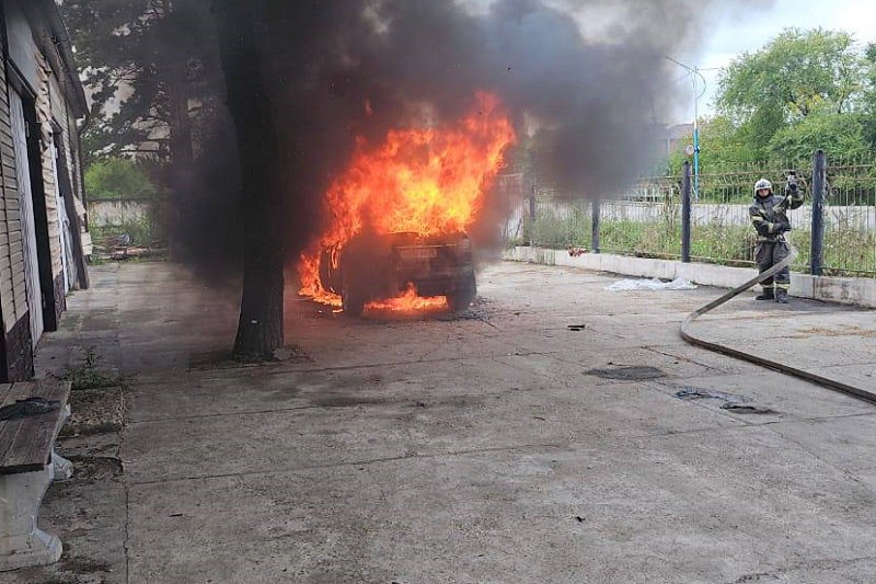 В Белогорске вспыхнул легковой автомобиль О пожаре 16 сентября сообщил телеграм канал Белогорск Z ИНФО Канал указал что машина горит по улице Металлургическая 11 Судя по опубликованным фотографиям легковушка оказалась объята огнем Тушить автомобиль приехали пожарные Подробности происшествия пока неизвестны Порт Амур обратился за комментарием в областное ГУ МЧС