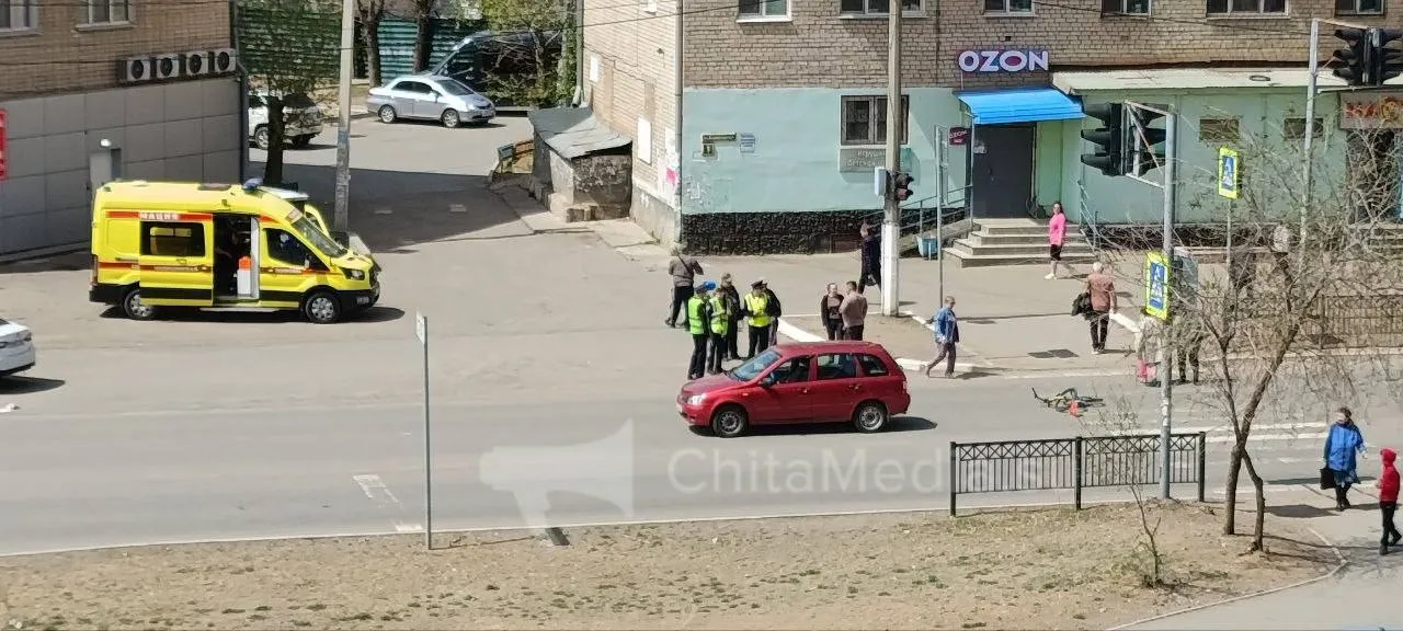 Ребёнка сбили на зебре на КСК в Чите 17 мая ДТП произошло днём 17 мая в посёлке КСК в Чите На пешеходном переходе сбили ребёнка Об этом ИА ChitaMedia сообщил очевидец информацию подтвердили в пресс службе Госавтоинспекции Забайкалья По словам очевидца ДТП произошло на улице Космонавтов 1 На месте работала реанимация и сотрудники ДПС В пресс службе краевой Госавтосинспекции корреспонденту ИА ChitaMedia рассказали что по предварительным данным водитель автомобиля наехал на 8 летнего ребёнка Пострадавшего доставили в детскую краевую клиническую больницу Фото очевидца Читайте нас в ДЗЕН ВК ОК МАХ ChitaMedia Прислать нам новость