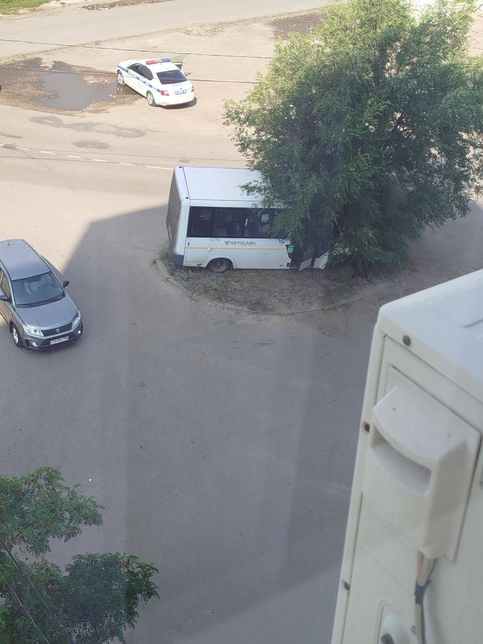 Подробности столкновения пьяного водителя маршрутки с деревом Автобус не был в наряде и следовал на ремонт Внутри салона был водитель и его родственник никто из них не пострадал В МВД подтвердили что водитель был пьян сообщают Вести Воронеж Подпишись на МТВ Будь в курсе