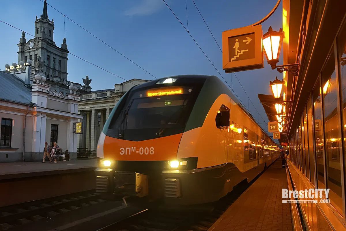 Stadler произведёт для БЖД 65 поездов на заводе в Фаниполе Белорусская железная дорога БЖД в течение ближайших дней заключит контракт на поставку 65 поездов со Stadler Rail сообщил первый заместитель начальника БЖД Александр Хорошевич белорусскому новостному порталу Tochka by Заключаем буквально на этой неделе контракт со Stadler на производство моторвагонного подвижного состава причем как электро так и дизель Они будут направлены на внутриреспубликанское сообщение Экономкласс межрегиональный бизнес класс городское движение приводит белорусский портал слова Александра Хорошевича По словам представителя БЖД в рамках заключаемого контракта оператор получит 30 электро и 35 дизель поездов Все они утверждает Александр Хорошевич будут произведены на заводе Stadler в белорусском Фаниполе о приостановке работы которого швейцарский производитель объявил в октябре 2023 года Открытый в 2014 году завод подвижного состава Stadler Rail в Фаниполе производивший в частности поезда для минского метро и выпускавший до 500 вагонов в год столкнулся со сложностями в работе после введения обширных санкций против белорусских предприятий в 2021 году Компания заявила что лишилась возможности поставлять на своё белорусское производство электронные компоненты после чего перевезла часть оборудования и персонала в Польшу Швейцарию и США Руководство Stadler Rail объявило что будет соблюдать санкционные ограничения в отношении Беларуси введённые международными структурами но не станет уходить из страны В июле 2023 года швейцарский производитель сообщил что его фанипольское предприятие продолжает обслуживать контракты заключенные до начала российско украинского военного конфликта В октябре в Stadler Rail объявили что завод возобновит работу после снятия санкций в отношении Беларуси В октябре 2024 года главный исполнительный директор Stadler Rail Петер Шпулер заявил что компания не намерена продавать завод и нет никаких признаков того что у Белоруссии есть какие то планы по изменению структуры его собственности Фото BrestCity tzdjournal