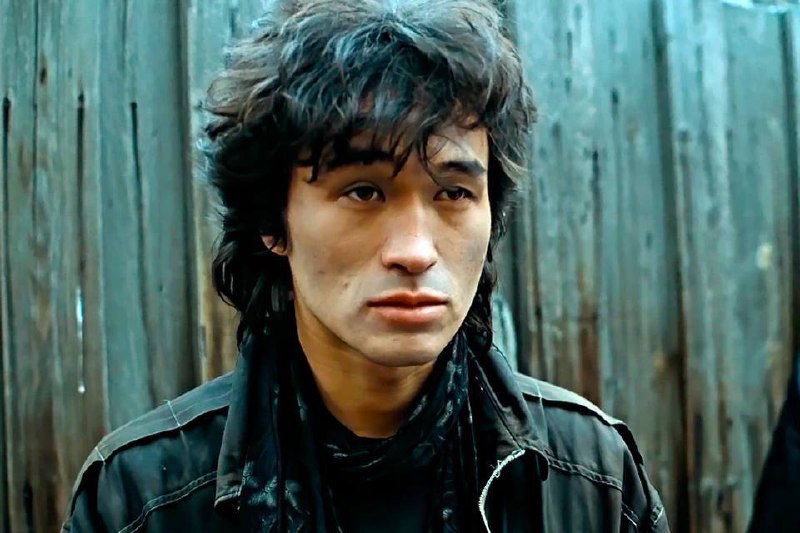 На могиле Цоя в Питере нашли тело м ртвой женщины 47 летняя Алена пришла на кладбище в компании двух знакомых Они решили выпить на знаменитой могиле но скоро женщина почувствовала себя плохо скорую и полицию вызвали ее друзья Алена часто приходила к памятникам и могилам известных людей где выпивала за их память veraafanasyeva