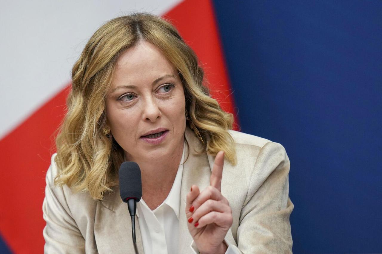 Джорджа Мелони попросила Дональда Трампа пересмотреть конфигурацию Совета мира по Газе По словам премьер министра Италии в текущем виде она не соответствует Конституции республики Канцлер Германии Фридрих Мерц тоже заявил что не может принять нынешнюю структуру управления но готов к изучению нового формата вместе с США