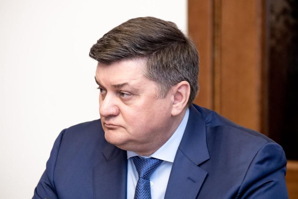 Иван Квитка В 2026 году по программе Единой России и Минпросвещения капитально отремонтируют 1109 школ К 1 августа должны быть готовы 1245 школ сообщил замруководителя фракции Единая Россия в Госдуме Иван Квитка Образовательные учреждения с нетерпением ждут родители дети учителя подчеркнул парламентарий на федеральном штабе Единой России и Минпросвещения по ремонту и строительству учреждений образования с участием министра Сергея Кравцова В рамках народной программы партии Единая Россия в период с 2022 года модернизировано 6514 школ По поручению руководителя фракции Единая Россия в Государственной Думе Владимира Васильева депутаты лично контролируют такие объекты строительства и ремонта В рамках региональной недели выезжают на места и в ручном режиме вместе с исполнительной властью отрабатывают проблемные вопросы рассказал он Однако по его словам в прошлом году не был завершен капитальный ремонт 78 учебных заведений Поэтому сейчас задача всех уровней власти устранить возможные нарушения и сократить отставание от сроков сдачи таких объектов заключил он ergosdumaofficial