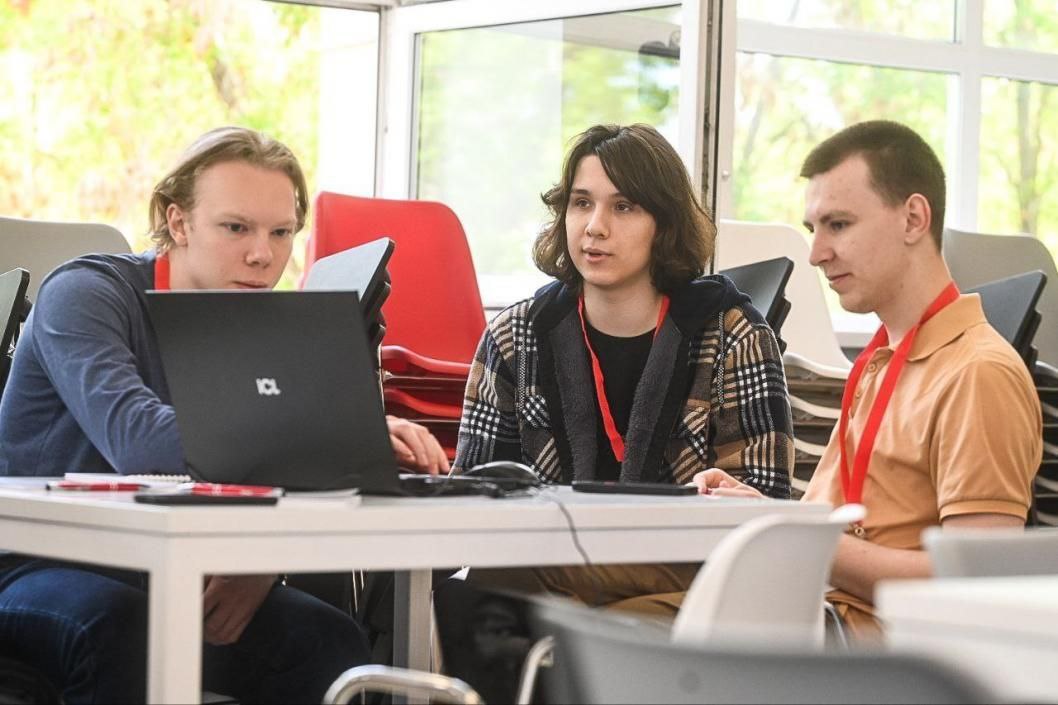 Фокус форума "Утро" в Тюмени нацелен на работающую молодежь  "Среди участников ждем и тех, кто в ближайшее время приступит к работе. На форуме они прокачают навыки, создадут проекты. Для Тюменской области проведение форума "Утро" - это большая ответственность. Благодарны полпредству, что нам его поручили. Приложим все усилия, чтобы участникам было максимально интересно", - сказала директор департамента общественных связей Тюменской области Ирина Широкова во время пресс-конференции в ТАСС-Урал.  Хедлайнер открытия форума "Утро" в Тюмени - Иван Дмитриенко.   XV Форум молодежи Уральского федерального округа "Утро" пройдет в Тюмени 24-29 сентября. Участниками станут молодые люди от 14 до 35 лет из УФО и других регионов страны. Всего 1 тыс. 500 человек ожидается на мероприятии. 500 – участники основной программы, остальные – городской программы.   Подробнее — на официальном сайте "Утро".