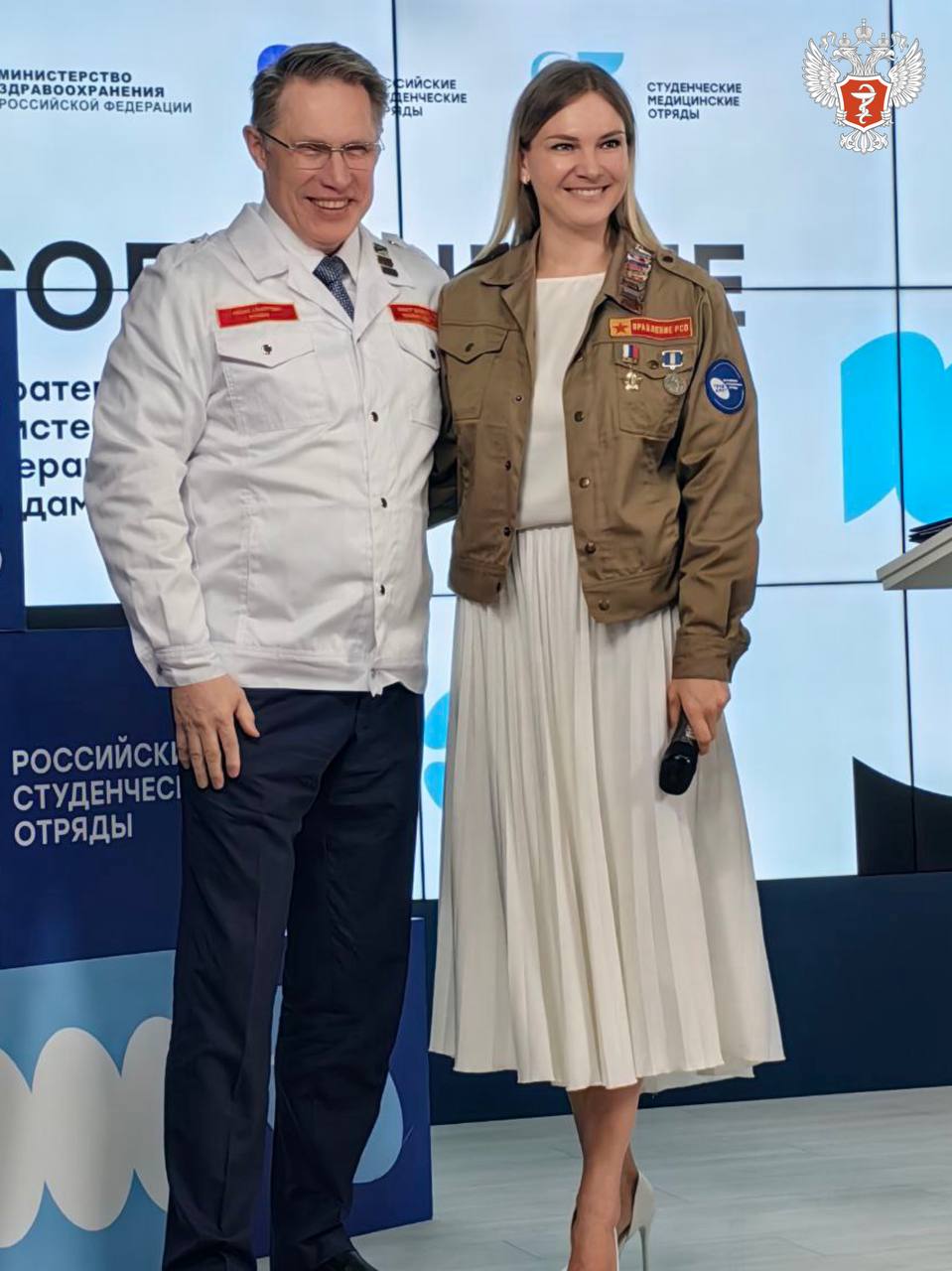 Михаил Мурашко: Мы планируем расширять географию Российских студенческих отрядов и привлекать иностранных студентов Министр здравоохранения РФ Михаил Мурашко открыл трудовой семестр медицинских студенческих отрядов России. — Также большой интерес к работе в составе Российских студенческих отрядов мы видим от иностранных коллег, поэтому будем работать над расширением географии и привлекать на наши проекты студентов из других стран, — отметил он. Глава Минздрава России подчеркнул, что вовлечение медицинских колледжей в проекты Российских студенческих отрядов — важная часть расширения движения. — Сегодня мы много говорим о расширении сферы применения вами своих сил, знаний, средств, а также вовлечении в деятельность РСО и студентов медицинских колледжей. В этом году в Перми в рамках Всероссийского проекта «Парма» будут работать студенты медицинских колледжей, чему я очень рад, — отметил министр. Также Михаил Мурашко рассказал, что в этом году медики студенческих отрядов будут работать в Старооскольской больнице Белгородской области в рамках летнего трудового семестра. Летний трудовой семестр — период, когда обучающиеся высших и средних образовательных учреждений работают в составе студенческих отрядов. В этом сезоне в состав медицинских отрядов вошли 15 тыс. студентов. В ходе открытия трудового семестра Михаил Мурашко подписал соглашение о сотрудничестве между Минздравом России и Российскими студенческими отрядами. Министру вручили бойцовку — форменную куртку участника движения студенческих отрядов, в знак признательности за поддержку движения РСО и вклад в развитие медицинского направления. — Те, кто в своей жизни принимал участие в студенческих медицинских отрядах разных лет сегодня опытные, грамотные, лучшие врачи страны, которые вспоминают этот период своей жизни с теплотой и с удовольствием. Годы, которые они во время учебы посвятили студенческим отрядам — это опыт, который в последующем они пронесли через всю жизнь, — сказал глава Минздрава России. Отметим, что Российские студенческие отряды — крупнейшее трудовое движение российской молодежи. С 1959 года школу студенческих отрядов прошли более 20 млн человек. В 2024 году в составе РСО трудились более 400 тыс. студентов и школьников из 85 регионов России, которые получили свой первый опыт работы, достойную заработную плату и сделали значимый вклад в развитие страны. #БудущиеВрачи