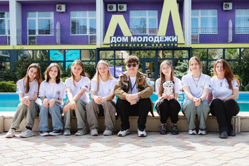 «Дом молодёжи» запущен на Херсонщине В Херсонской области открылся «Дом молодёжи». Это стало возможным благодаря инициативе президента России и нацпроекту «Молодёжь и дети». «Здесь можно отдыхать, учиться, развиваться, овладевать новыми технологиями. Но главное — в Доме молодёжи будет рождаться концентрация идей, в которых молодёжь сможет реализовывать проекты по своим интересам», — сказал на открытии Сергей Черевко, заместитель председателя правительства Херсонской области. В «Доме молодёжи» предусмотрены просторные коворкинги и арт-мастерские, киберзона, лекционные аудитории, а также студии и места для неформального общения. «Надеюсь, что он станет центром вдохновения, креативности и активной гражданской позиции, открывая перед молодыми талантами новые возможности для реализации их потенциала», — сказала Олеся Хабарова, директор ГАУ ХО «Дом молодёжи».
