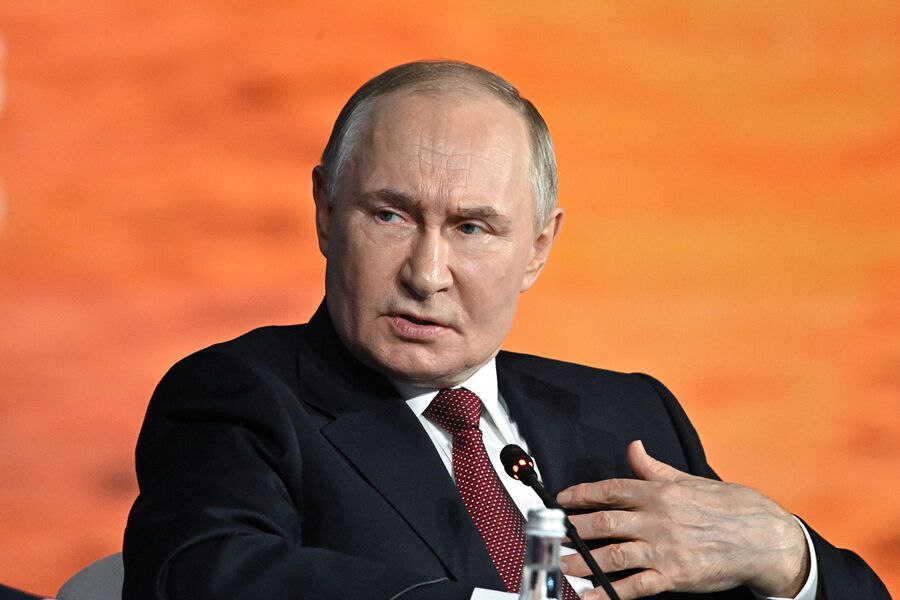 В Турции призвали обратить внимание на геополитические прогнозы Путина. Ранее многое из международных сценариев, о которых рассуждал российский лидер, сбылось. В связи с чем необходимо прислушаться к высказываниям о текущих событиях на Ближнем Востоке. Издание Dikgazete привело ряд заявлений президента России о том, что Украина и НАТО могут стать враждебными по отношению к РФ и ряду азиатских стран, включая Китай. Газета пишет, что все прогнозы Путина сбылись, и делает акцент на словах об украинском кризисе и конфликте между Ираном и Израилем, подчеркивая важность этих событий в контексте опасений Третьей мировой войны. СМИ отметило, что Украина и Израиль являются виновниками текущих кризисов и призвало мировые державы оказать на них давление.