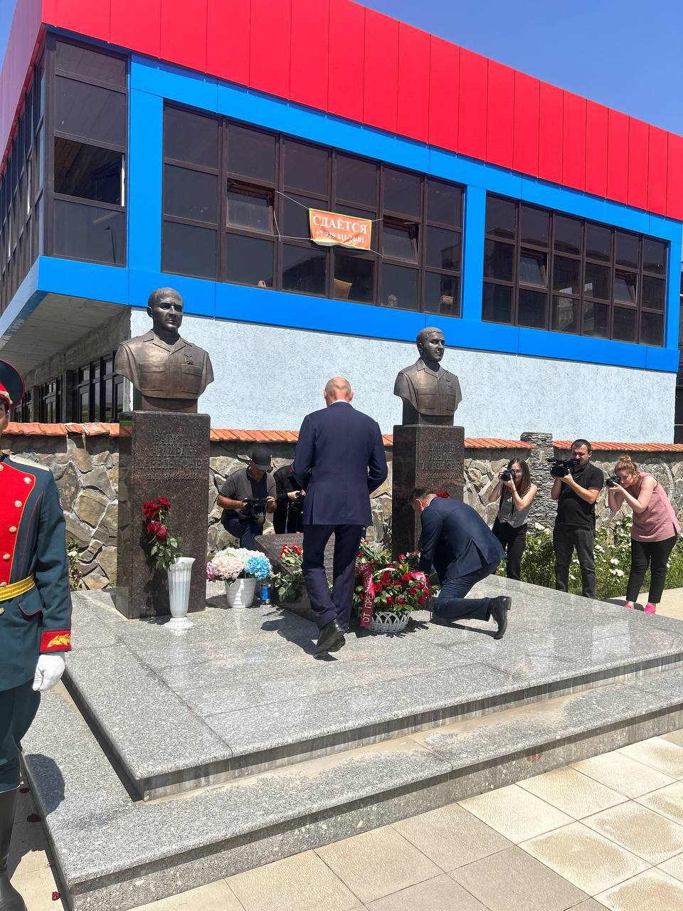Посол России в Южной Осетии М.М.Кулахметов вместе с руководством Республики принял участие в церемонии возложения цветов в 17-ю годовщину августовской войны  8 августа с.г. Посол России в Южной Осетии М.М.Кулахметов вместе с руководством Республики принял участие в церемонии возложения цветов в 17-ю годовщину августовской войны.  Участники возложили цветы к памятнику на территории бывшего расположения российского батальона миротворцев в Южной Осетии, а также памятникам Олегу Галаванову, Герою России Денису Ветчинову, Амирану Багаеву, Азамату Джиоеву, Алексею Иванову, Герою России Владимиру Едаменко, погибшим бойцам ОМОН и в "Музее сожженных душ".