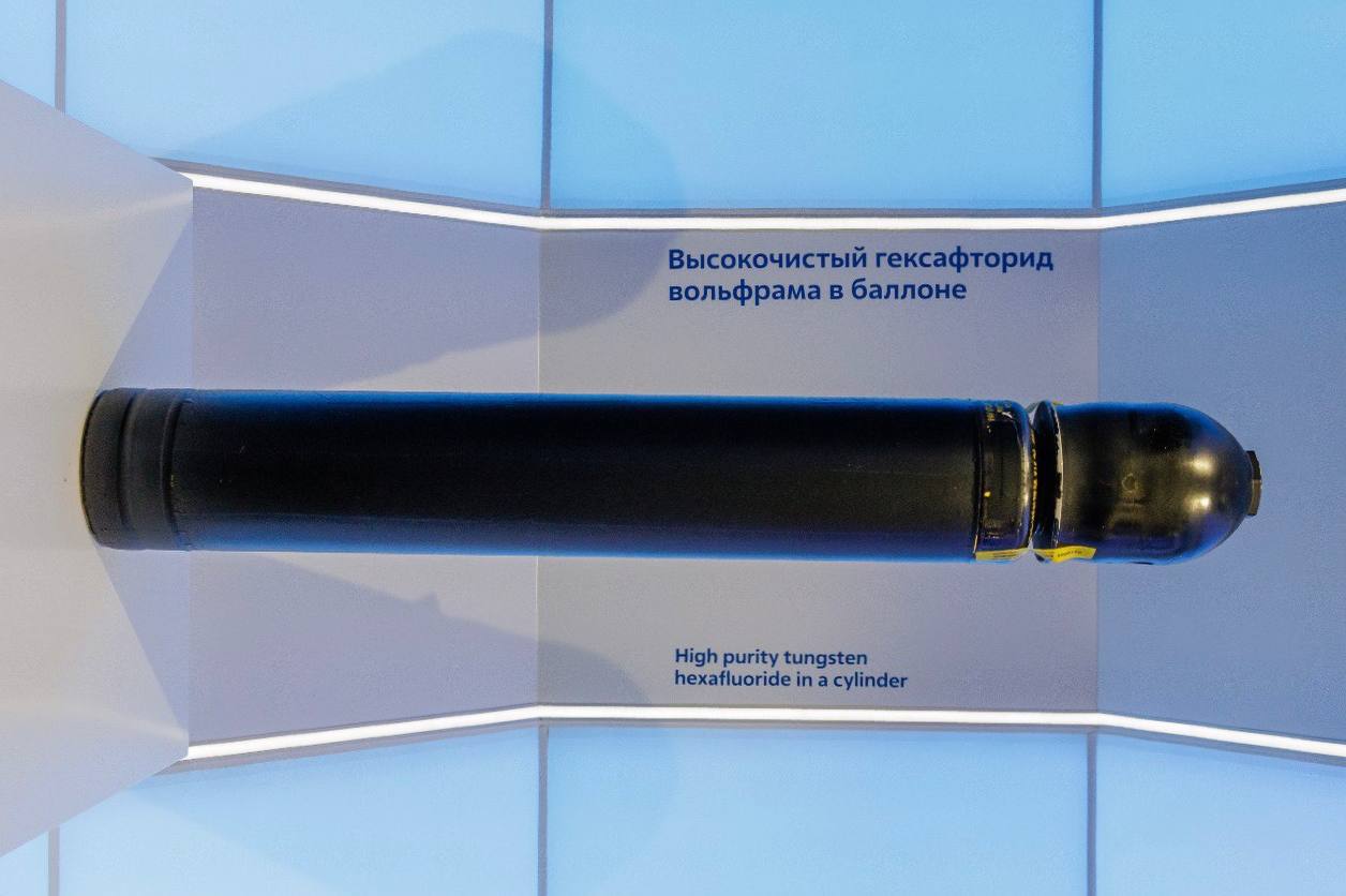 Ученые «Росатома» разработали технологию изготовления особо чистого гексафторида вольфрама Сейчас идет проектированию первого в России производственного участка по выпуску этого соединения. Он будет включать полную цепочку технологического и аналитического оборудования для производства гексафторида вольфрама. «Нам далось создать уникальное оборудование для оснащения нового производства. Изготовлены лабораторная и опытная установки сорбционной очистки гексафторида вольфрама, опытная установка ректификационной очистки. Также в настоящее время завершены разработка и аттестация методик измерений газовых и металлических примесей в особо чистом гексафториде вольфрама. Наши научные разработки способствуют развитию импортозамещения, позволяют достичь технологического суверенитета страны», – подчеркнул генеральный директор НИИ НПО «Луч» Павел Карболин. Особо чистый гексафторид вольфрама используется в микроэлектронике, например, при производстве полупроводников для осаждения металлического слоя вольфрама из газовой фазы. Этот слой отличается высокой химической и термостабильностью, низким сопротивлением и служит защитой для плат и схем. Также гексафторид вольфрама применяется для получения покрытий и изделий из высокочистого вольфрама методами газофазной металлургии водородное восстановление, химические транспортные реакции . Подписывайтесь на «Росатом» Оставляйте «бусты» #новость #УченыеРосатома #РосатомНаука