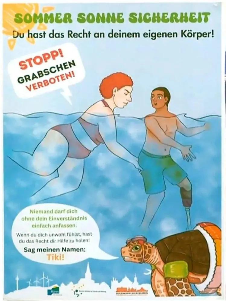 В общественном бассейне немецкого города Бюрен появились плакаты, предупреждающие о сексуальных домогательствах. На одном из них женщина хватает за ягодицы темнокожего мальчика   В немецком городе Бюрен  земля Северный Рейн-Вестфалия  вспыхнул скандал из-за плакатов, предупреждающих о сексуальных домогательствах в общественном бассейне. На одном из изображений — женщина в красном купальнике, которая хватает темнокожего мальчика с протезом ноги за ягодицу. Надпись гласит: «Стоп! Хватать запрещено!»  Кампания «Лето, солнце, безопасность» задумывалась как инициатива по защите детей от домогательств. Однако критики обвинили власти города в искажении реальности и «обелении настоящих преступников».   По данным Федерального ведомства уголовной полиции, в прошлом году в Германии было зафиксировано 423 подобных преступления в бассейнах и на пляжах: 365 из 367 подозреваемых были мужчинами, большинство из них — иностранцы.  «Любая форма сексуального насилия недопустима и должна пресекаться — вне зависимости от того, кто ее совершает. Если у кого-то возникло ощущение, что мы кого-то дискриминируем или перекладываем вину — мы приносим извинения», — заявил бургомистр города Бурхард Швухов, вставший на защиту кампании.    После волны критики, включая возмущенные посты из США, спорные плакаты из бассейна убрали. Теперь городская администрация пообещала «впредь более чувствительно и ответственно подходить к коммуникации».