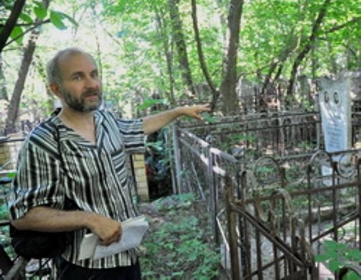 Нижегородского маньяка кукольника Анатолия Москвина в ближайшее время якобы могут выпустить на свободу Почти 15 лет он находится в психиатрической больнице 2 но через месяц может вернуться домой под опеку родственников пишет телеграм канал Shot Предположительно медучреждение собирается обратиться в суд чтобы выписать пациента признанного недееспособным Москвин страдает параноидальной формой шизофрении В последнее время мужчина практически перестал ходить он плохо видит и говорит В психиатрической больнице 2 нам не смогли прокомментировать новость так как у секретаря информации по этому делу не оказалось Читать нас в MAX Подпишись Предложи новость