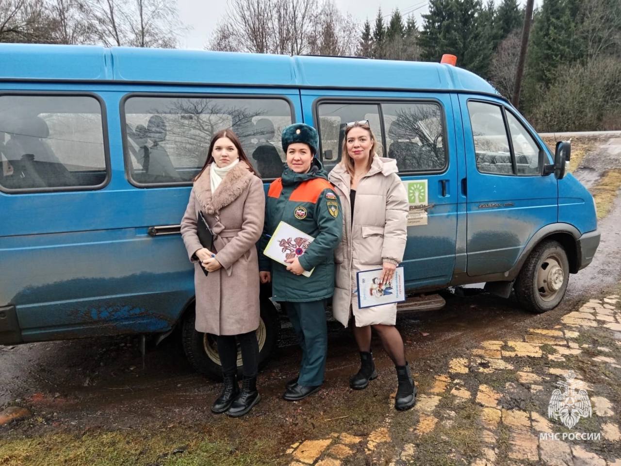 Детская безопасность важнее всего!   В Маловишерском районе прошел совместный профилактический рейд сотрудников Главного управления МЧС России по Новгородской области, специалистов комплексного центра и представителей отдела МВД России по Маловишерскому району. Его целью было предупреждение возникновения пожара, гибели и травмирования детей, а также прививания населению навыков пожарной безопасности.   Особое внимание уделялось многодетным семьям и семьям, находящимся в трудной жизненной ситуации. С родителями провели профилактический противопожарный инструктаж, рассказали о важности соблюдения простых правил пожарной безопасности, проинформировали их об основных причинах пожаров.   В завершение каждой беседы специалисты вручали информационные памятки по правилам пожарной безопасности и номерами телефонов экстренных служб, по которым следует звонить в случае пожара или иной опасной ситуации.