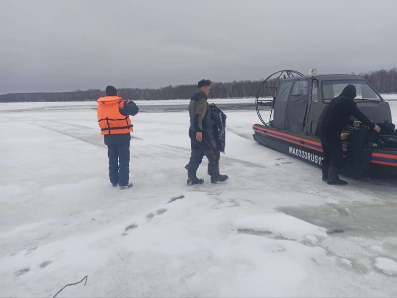 Четверо нижегородских рыбаков утопили снегоход и двое саней на Волге в Марий Эл. Как рассказали в МЧС, мужчины вышли на тонкий лед и провалились под него вместе со всей техникой. Спасатели успели достать из воды горе-рыбаков, сейчас их здоровью ничего не угрожает.  А МЧС в очередной раз напоминают о запрете выхода людей на неокрепший лёд  тем более на снегоходе и санях .