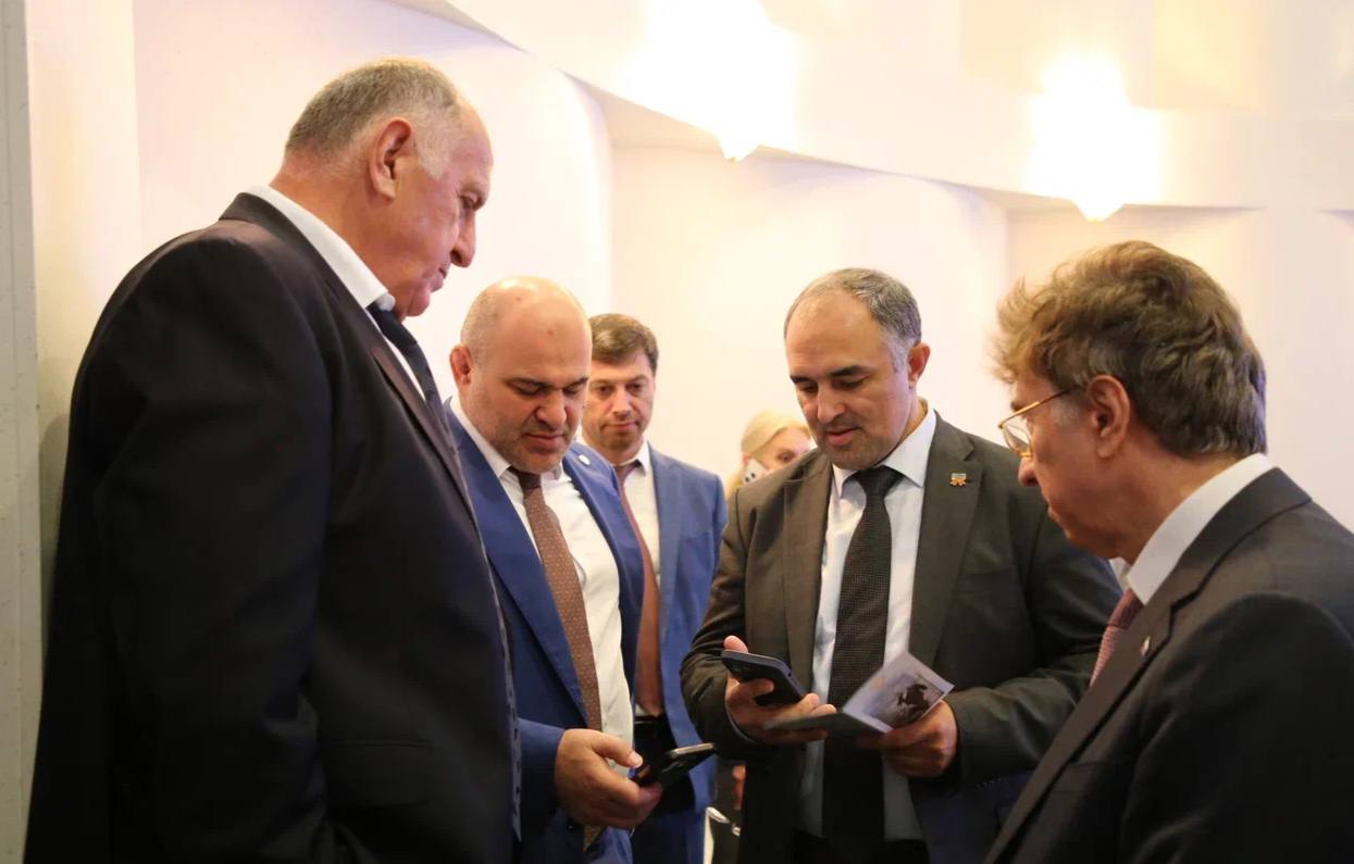 Глава Минцифры Дагестана показал премьер-министру республики, как пользоваться приложением для «живого» просмотра статей из печатных изданий. В Дагестане заработало приложение, предназначенное для «оживления» статей из газет национальных языках. Для этого достаточно навести камеру на нужную страницу в газете, после чего пользователь сможет прослушать или просмотреть его в аудио- или видеоформате в своем телефоне Проект накануне был представлен гостям презентации Дагестана на площадке МИД России. Приложение можно скачать в AppStore и RuStore.