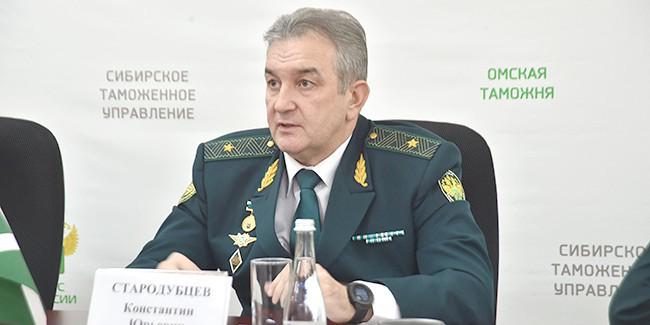 В Новосибирске назначили нового руководителя Сибирского таможенного управления. Им стал генерал-майор Константин Стародубцев, который приступит к новым обязанностям с 10 июня. Об этом сообщили в пресс-службе ведомства. Прошлый руководитель сибирской таможни Сергей Авдеев ушел на пенсию. Константин Стародубцев начал свою карьеру в таможенных службах в 1995 году. В 2015-2021 годах возглавлял Читинскую таможню, а позже руководил Омской таможенной службой до июня 2025 года. #новосибирск