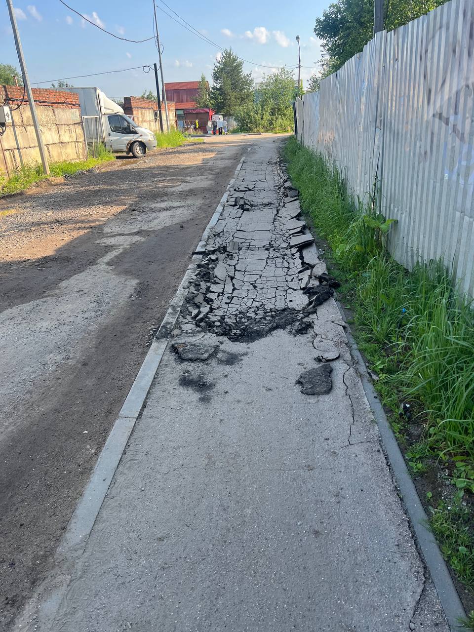 Строители Северного обхода разрушают тротуар Жители мкр. Восточный, начали страдать из-за активизировавшейся стройки дороги Северного обхода . Теперь грузовики везут тяжести и не стесняются заезжать на единственный тротуар. Дорога к станции рушится прямо на глазах. Зимой ожидаем месиво грязи и отсутствие подхода к станции Депо.