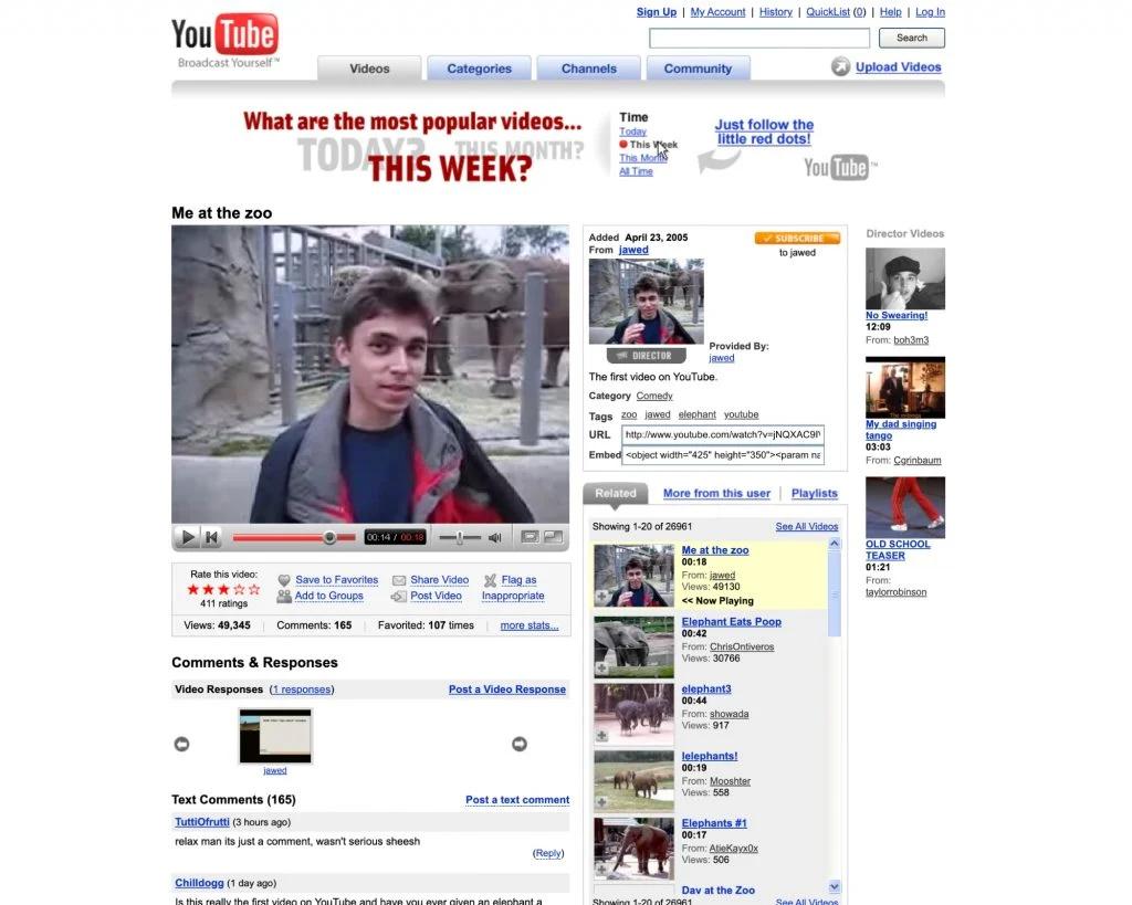 Лондонский музей V A приобрёл в свою коллекцию реконструкцию интерфейса YouTube образца 2006 года вместе с самым первым видео платформы Me at the zoo 2005 Экспонат воссоздан с использованием кода Internet Archive и Adobe Flash и имитирует ранний опыт просмотра эпохи Web 2 0 Покупка отражает растущий интерес музеев к сохранению цифрового дизайна и истории интернета В V A подчёркивают что важно сохранять не только файлы но и пользовательский опыт сформировавший современную creator экономику Инсталляция уже показана в галерее Design 1900 Now в Южном Кенсингтоне В коллекции музея она соседствует с другими digital объектами включая WeChat и игру Flappy Bird