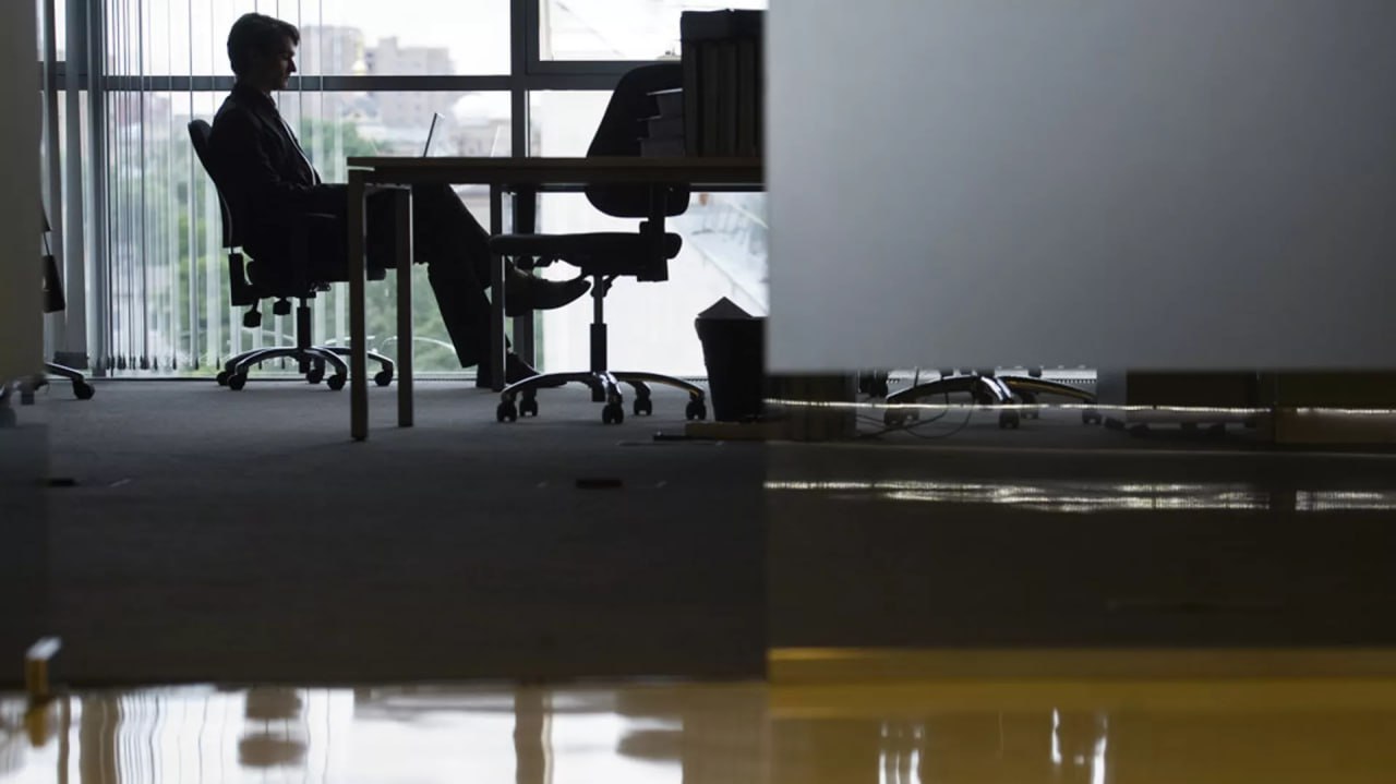 Россиянам могут удвоить лимит сверхурочной работы для роста доходов со 120 до 240 часов в год Минэкономразвития подготовили поправки в ТК РФ которые позволят увеличить лимиты сверхурочной работы для желающих зарабатывать больше разрешат малому и среднему бизнесу повысить число сотрудников на срочных договорах а также защитят работодателя от ряда злоупотреблений Эта инициатива часть комплекса мер направленных на повышение гибкости трудовых отношений для уменьшения дефицита кадров на рынке труда в стране Экономика на ночь