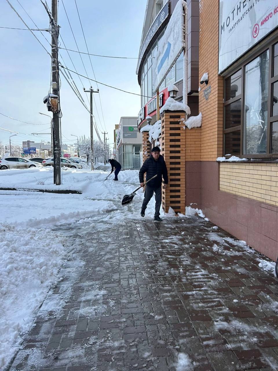 Сотрудниками администрации, уполномоченными составлять протоколы за нарушения правил благоустройства, проведен мониторинг пр-кт. Стачки, по итогам которого 64 юридических лица получили предупреждения, а 14 юридических лиц приглашены для составления протокола за ненадлежащую уборку снега.   Зафиксировано 17 фактов ненадлежащей уборки снега, наличие сосулек на территории, принадлежащей многоквартирным домам, юридические лица за данные нарушения будут привлечены к административной ответственности.