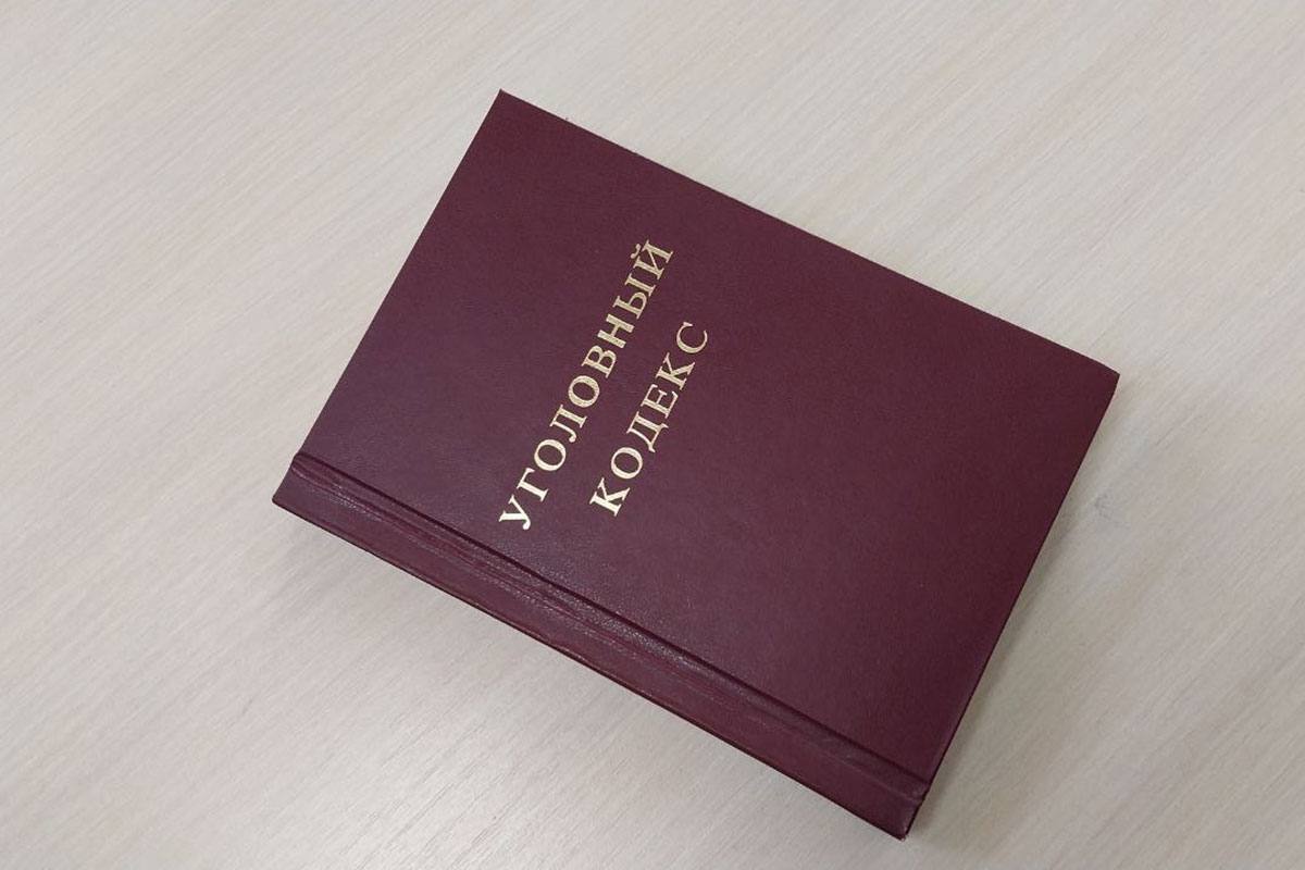 Украл деньги у пенсионерки Из квартиры 67-летней жительницы Ближнего Хутора пропали 1100 рублей ПМР. От пенсионерки в милицию поступило заявление. Приехавшим на место происшествия милиционерам женщина сообщила, что около шести вечера в двери её квартиры позвонил друг сына. Узнав, что товарища нет дома, ушёл. Спустя недолгое время она решила прогуляться. Вышла, не заперев входную дверь. Вернувшись, обнаружила пропажу денег. Сотрудники столичного УВД в течение нескольких часов задержали подозреваемого. Причастия к краже 18-летний сельчанин не отрицал. Он бывал в квартире потерпевшей и знал, где хранятся деньги. В квартире в отсутствие хозяйки ему не составило труда за несколько минут найти их. По данному факту правоохранители проводят доследственную проверку. По статье 154 УК ПМР «Кража» молодому человеку может грозить уголовная ответственность и лишение свободы сроком до двух лет. Пресс-центр МВД ПМР