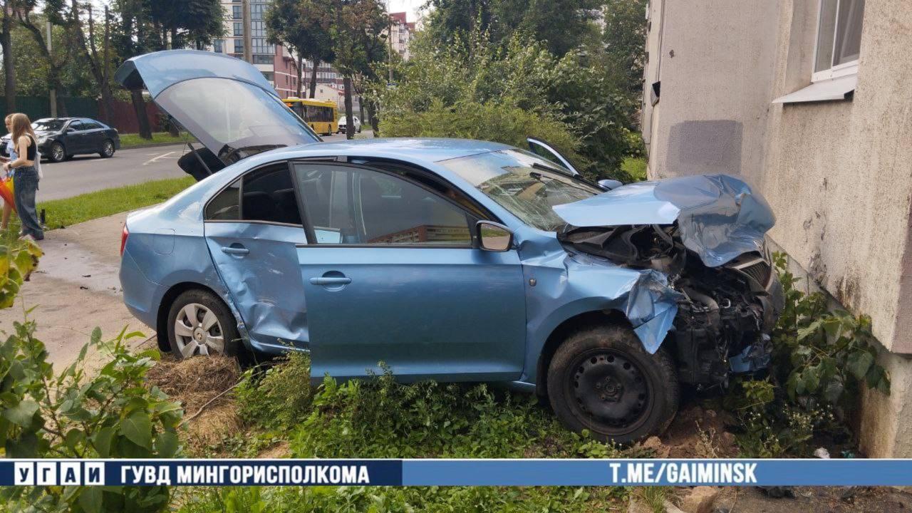 В Минске автомобиль вылетел на тротуар и врезался в здание  Как сообщили в столичной ГАИ, 63-летний водитель автомобиля Mercedes, двигаясь по улице Осипенко и выполняя поворот налево на Червякова, не убедился в безопасности манёвра и столкнулся с автомобилем Skoda. От удара легковушка съехала с дороги, оказалась на газоне и ударилась в стену дома.  К счастью, в результате аварии никто не пострадал, однако обе машины получили механические повреждения. Обстоятельства происшествия уточняются.