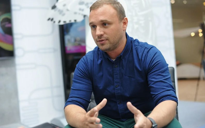 ЧИПАЕВЫ И ПУСТОТА упаковка Baikal M всё Проект корпусирования российских микропроцессоров остановлен из за с дефицита печатаемых в Азии полупроводниковых п п микросхем чипов интегральных схем ИС Трехлетний эксперимент по сборке чипов Baikal M под Калининградом признан успешным но прекращен из за нехватки компонентов О завершении 3 хлетнего эксперимента по корпусированию процессоров Baikal M на мощностях GS Nanotech в городе Гусеве рассказал лично гендиректор Байкал Электроникс Андрей ЕВДОКИМОВ фото Кристаллов пока нет или не хватает Для развития эксперимента нет возможности Но в целом он позитивный шаг вперед Корпусирование заключительный этап производства микросхемы чип помещают в корпус с внешними выводами для пайки на плату Это высокоточная техоперация включающая монтаж кристалла ультратонкое соединение сотен п п герметизацию и пр Ее освоение дает мощный импульс национальной электронике В итоге эксперимента с Baikal M русскому чиподелу удалось выдать 74 85 годной продукции поделился гендиректор GS Nanotech Сергей Пластинин Учитывая сложность изделия весьма достойный результат К слову для достижения качества в 98 нужно гораздо больше напечатенных ИС По словам Пластинина чтобы получить четкий серийный техпроцесс собирать хотя бы 1 тыс микросхем в месяц GS Nanotech получал их всего то десятки Весной GS Nanotech закорпусировал опытную партию микросхем для Malt System НПЦ Элвис Для проекта разработали специальную подложку в 26 слоев и технологию установки 8 ми пластин в один корпус методом flip chip с дополнительным монтажом более 200 SMD компонентов нанесенные на плату светодиодов резисторов и пр Доля годной продукции в этой опытной партии составила 100 ВАШУ ЦИФРУ Профи уверены что без локализации не только печати пластин но и корпусирования чипов их дзайнеры вроде Элвис и Байкал Электроникс так и будут еле сводить концы с концами Государство должно не просто запретить корпусирование за рубежом оно освоено в России на ряде крупнейших предприятий но планировать сквозные проекты производства микроэлектроники щедро субсидируя всё начиная с услуг корпусирования в РФ Электронщики упирают на необходимость консолидации микроэлектроных МКЭ мощностей и усиление их господдержки Пока в РФ под западными санкциями нишевые отечественные разработки применяют преимущественно в продуктах для госсектора Их невозможно развить исключительно рыночными методами