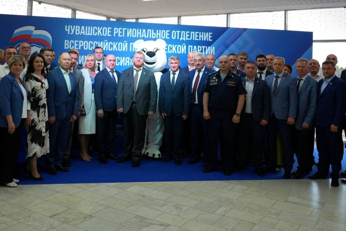 Олег Николаев поблагодарил «Единую Россию» за поддержку его кандидатуры на выборах Главы Чувашии. 10 июля прошло расширенное заседание регионального отделения партии. «Это был откровенный и очень важный разговор о будущем республики», - отметил руководитель региона. Он также подчеркнул: «Единая Россия» — партия Президента РФ, и именно Владимир Путин принял решение поддержать участие Олега Николаева в предстоящих выборах. «Эта поддержка придает сил и уверенности в том, что мы движемся в правильном направлении», - сказал Олег Николаев. Он убежден, что сегодня как никогда важна консолидация всех политических и общественных сил ради одной цели — работать во благо людей.