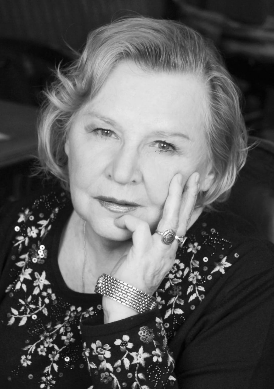 Умерла народная артистка России Нина Гуляева О ее кончине сообщили в МХТ им Чехова Там отметили что актриса сыграла на сцене театра порядка 60 ролей Последними ее спектаклями были Белые ночи в МХТ и Дядя Ваня в Театре Наций Она играла их не уступая в фантазии и азарте молодым артистам с которыми щедро делилась секретами мастерства так же из рук в руки полученными когда то от великих мхатовских стариков Подпишитесь на Абзац TG VK Дзен MAX Rutube