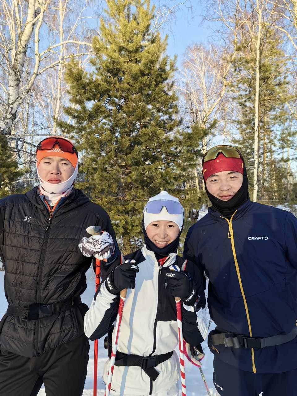 Лыжники из КНР примут участие в чемпионате России на Сахалине  Южно Сахалинск готовится принять чемпионат России по лыжным гонкам На данный момент известно что приедет сборная команда страны в полном составе за исключением Савелия Коростелёва и Дарьи Непряевой они примут участие в Олимпийских играх в Италии в нейтральном статусе С остальным составом можно ознакомиться на сайте федерации Основной состав сборной страны прибудет в Южно Сахалинск 16 февраля С 17 числа они уже приступят к тренировочному процессу и будут проходить акклиматизацию Соревнования начнутся с 25 февраля Уже сейчас все желающие могут взять бесплатные билеты для того чтобы прийти и поболеть за спортсменов рассказал директор спортшколы олимпийского резерва зимних видов спорта Михаил Шамсутдинов Также на чемпионат России приедут спортсмены провинции Хейлундзян Китайской Народной Республики Мэн Хун Лян Ян Лу и Лю Го Вей Они примут участие во всех дисциплинах кроме эстафеты Напомним соревнования пройдут на лыже биатлонном комплексе Триумф Билеты можно взять онлайн На предстоящих стартах спортсмены примут участие в гонках по семи дисциплинам спринт свободным стилем скиатлон на дистанции 20 километров смешанная эстафета формата 4 5 км командный спринт классическим стилем эстафетные гонки среди мужчин и женщин на дистанциях 4 7 5 км а также масстарты на 50 км