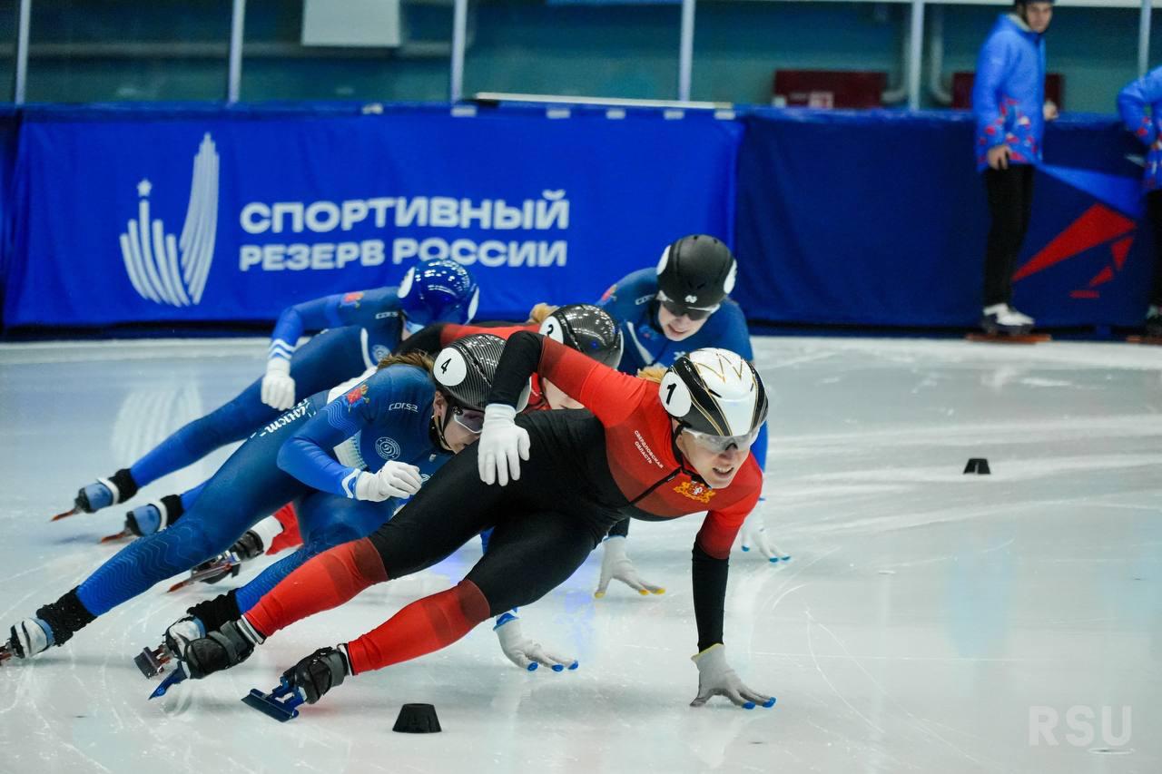 Свердловчанка Алена Крылова станет одной из 13 российских спортсменов которые в нейтральном статусе примут участие в зимних Олимпийских играх 2026 года в Италии 23 летняя уроженка Новоуральска выступит в соревнованиях по шорт треку Она является чемпионкой России 2024 и 2025 годов в многоборье обладательницей Кубка России победителем и призером Всероссийской спартакиады сильнейших В 2024 году спортсменка была удостоена звания мастера спорта России международного класса Олимпийский дебют Алены Крыловой состоится 10 февраля на дистанции 500 м а 14 февраля она выступит на дистанции 1000 м Фото Telegram канал Дениса Паслера Подписывайтесь на Ъ Урал