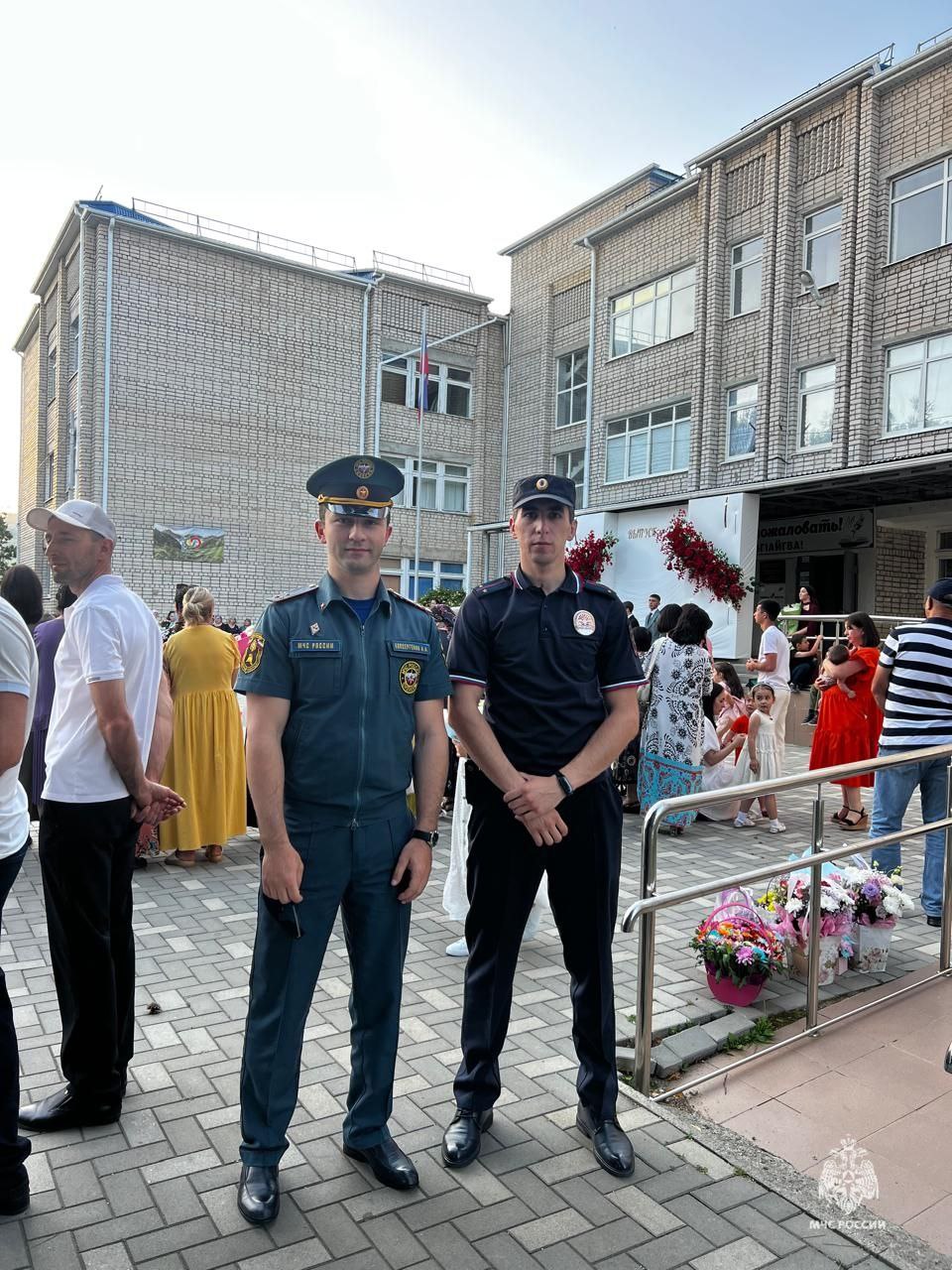 Накануне в школах Карачаево-Черкесии прошли выпускные вечера. Сотрудники Главного управления МЧС России по Карачаево-Черкесской Республике совместно с коллегами из других ведомств принимали участие в обеспечении безопасности мероприятий