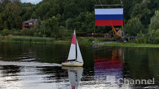 Россияне назвали друзей и недругов для страны Исследование общественного мнения публикует ВЦИОМ. Как оказалось, самым близким другом для России по-прежнему считают Китай. Свои позиции в "дружественном" рейтинге укрепила Индия. Надежным партнером по-прежнему считают Белоруссию. А вот отношение к Турции и Казахстану меняется. Также все больше россиян хорошо отзываются об Иране и Северной Корее, которые, как и Россия, обладают схожим опытом в борьбе с санкциями. Африка воспринимается как целый регион, вызывающий интерес, но без четкого представления о конкретных странах. Любопытно, что США одновременно попали и в список друзей, и в список врагов. Но больше всего россиян раздражают Франция, Великобритания и Германия — страны, активно критикующие Россию. 47channel.ru - о жизни Ленинградской области и не только