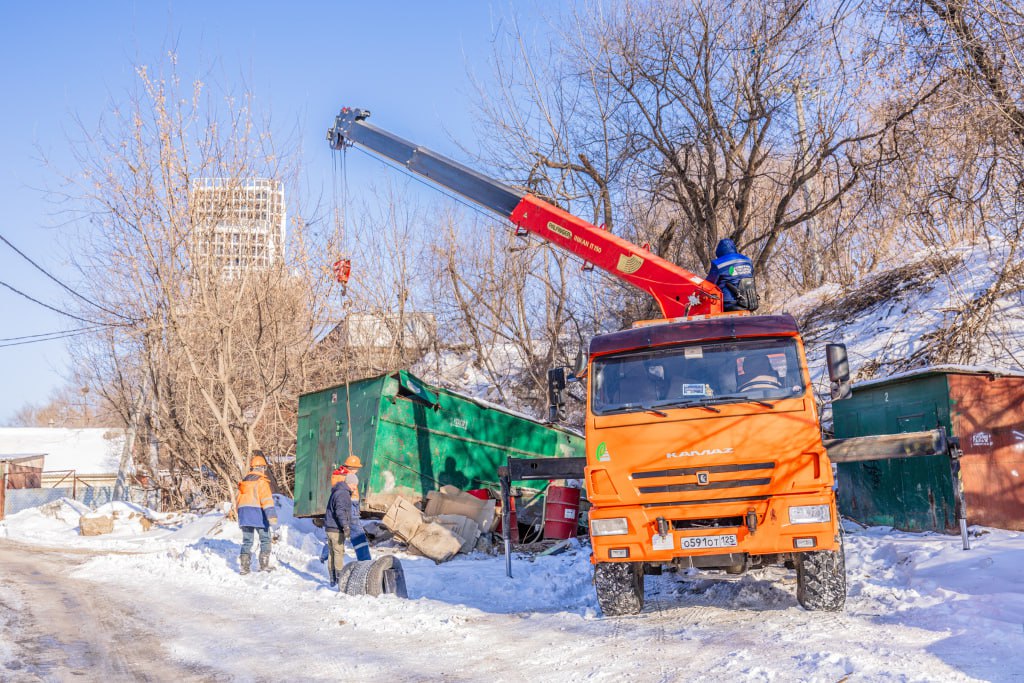 Владивосток все ближе к дороге на Нефтеветке Администрация города готовит ее к асфальтированию Например сейчас район зачищают от незаконных гаражей которые будут мешать проезду машин В районе Мыс Кунгасный 5 стр 1 под снос пошли 11 гаражей ещё 20 объектов уберут в районе дома 4а на улице Нефтеветка 10 на проспекте Острякова 42в Фото Администрация Владивостока dalnevostochnyi