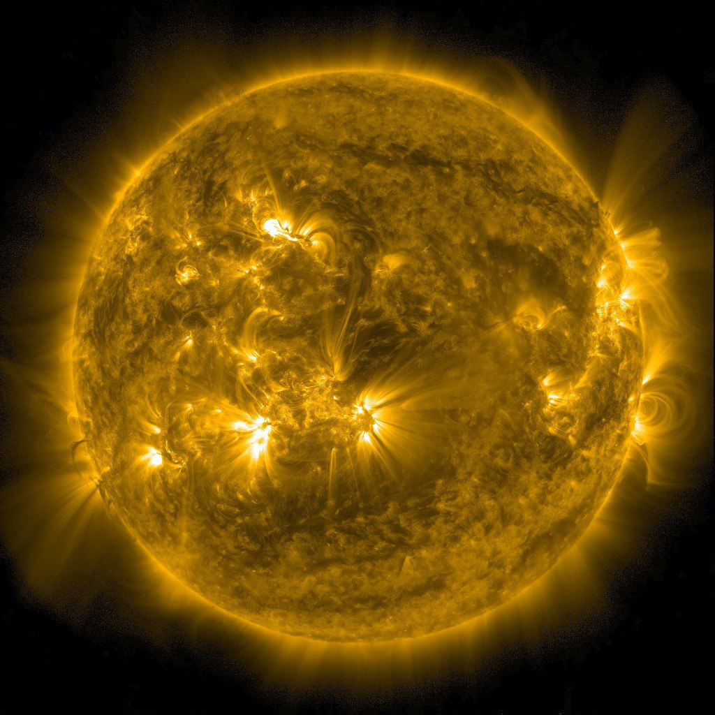 Сильная вспышка произошла на Солнце Недавно ученые говорили что последние из вспышек вместе с действующей сейчас на звезде корональной дырой могут стать причиной магнитных бурь в новогоднюю ночь Подписаться на РИА Новости