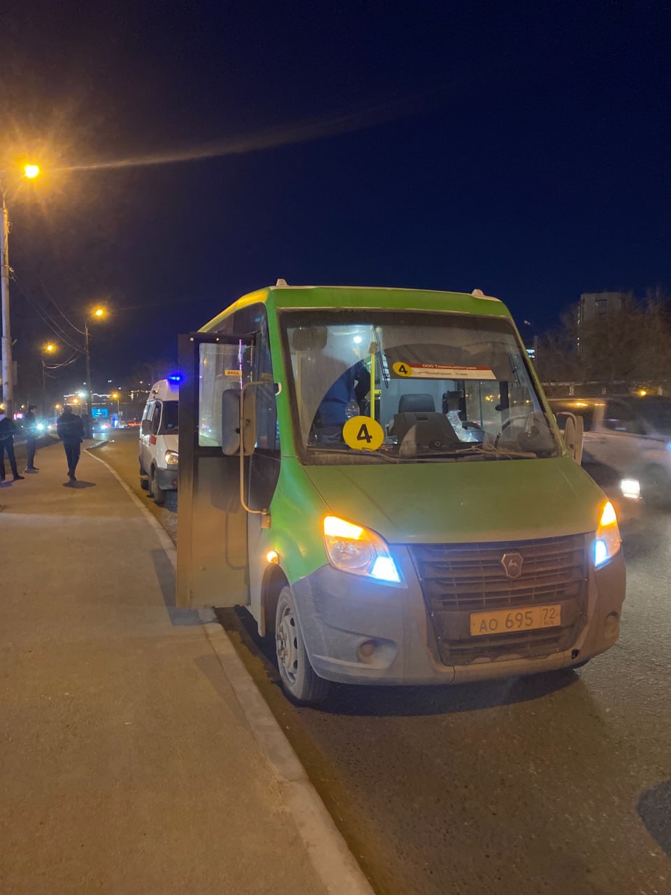 В Тюмени неизвестный жестоко избил водителя автобуса. Инцидент произошел накануне вечером на остановке «Циолковского». Неизвестный жестоко избил водителя маршрутного автобуса №4, сообщили очевидцы в сообществе ЧС Тюмень.  В комментариях под опубликованным постом подписчики общества предположили, что водитель маршрутки «подрезал» на дороге какого-то автомобилиста, а последний решил таким образом проучить водителя.   «Наверное, у каждого водителя в городе возникали подобные ситуации с маршрутчиками и автобусниками, не у всех, конечно, доходило до побоев, но нервишки потрепали много кому», - отметил Рудольф М.  В настоящее время поиском нападавшего уже занимаются сотрудники полиции. Об этом «Нашему Городу» сообщили в пресс-службе УМВД по Тюменской области.   «5 апреля вечером в полицию из медицинского учреждения поступило сообщение о том, что в больницу поступил мужчина с телесными повреждениями с адреса Циолковского, 15. В настоящее время по данному проводится проверка, устанавливаются все обстоятельства и личность нападавшего мужчины», - пояснили редакции в ведомстве.      Присылайте новости