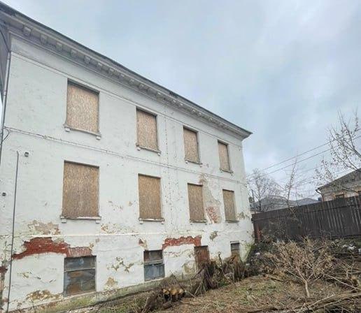 Дом Коншина и Ильинскую церковь в Серпухове взяли под охрану государства Утверждены охранные обязательства на два памятника федерального значения — церковь Ильинская 1748 г. и Дом Коншина вторая половина XVIII в. . По распоряжению Главного управления культурного наследия Московской области, собственники обязаны обеспечить сохранность и провести необходимые противоаварийные и реставрационные работы. Документ регламентирует сроки и порядок мероприятий по восстановлению объектов, находящихся по улице Володарского, 2а и 12/8. Меры направлены на сохранение историко-культурного облика города для будущих поколений.