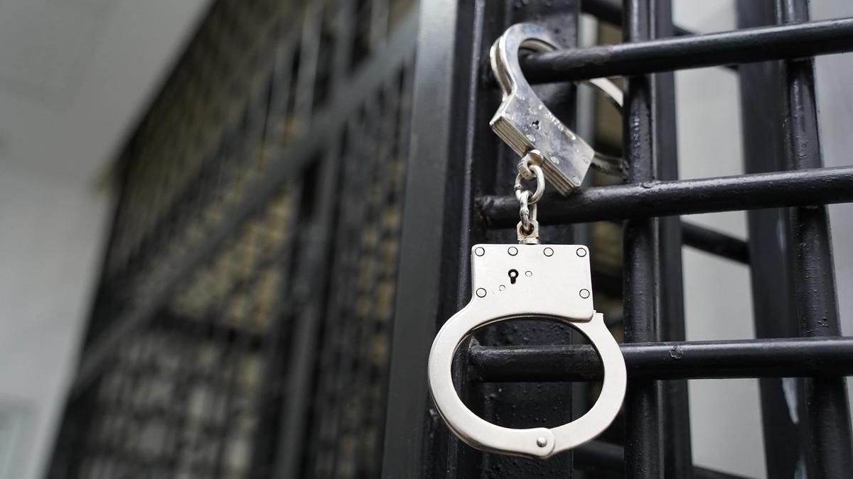 В Кирилловке по «горячим следам» полицией задержаны трое злоумышленников, которые совершили кражу на 400 тысяч рублей В дежурную часть отделения полиции «Кирилловское» Мелитопольского управления МВД России поступило сообщение о краже. В кратчайшие сроки полицейские прибыли на место происшествия и установили факт проникновения злоумышленников на территорию неработающей базы отдыха. Неизвестные, воспользовавшись отсутствием охраны, совершили кражу имущества, а именно: семи стульев, пяти матрасов, пары тумбочек, одного дивана и семи столбов. Общая сумма ущерба составила 400 тысяч рублей. В ходе проведения оперативно-розыскных мероприятий сотрудниками патрульно-постовой службы полиции совместно с участковыми уполномоченными полиции по горячим следам были задержаны трое подозреваемых в совершении данного преступления. Ими оказались двое несовершеннолетних 2008 года рождения, ранее не имевшие проблем с законом, а также их 32- летний подельник. На данный момент похищенное изъято и в скором времени будет возвращено законному владельцу. По данному факту решается вопрос о возбуждении уголовного дела по статье 158 Уголовного кодекса Российской Федерации «Кража». Пресс- служба УМВД "Мелитопольское"