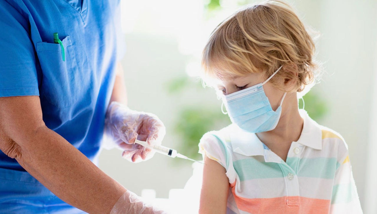 В США по меньшей мере десять детей погибли из за вакцины от COVID 19 Согласно служебной записке FDA на которую ссылается New York Times по меньшей мере десять детей в США скончались после вакцинации против COVID 19 Предварительно установлено что непосредственной причиной смертей стало воспаление сердечной мышцы В документе отсутствуют данные о возрасте детей и возможных сопутствующих заболеваниях также не уточняется производитель вакцины Подписаться