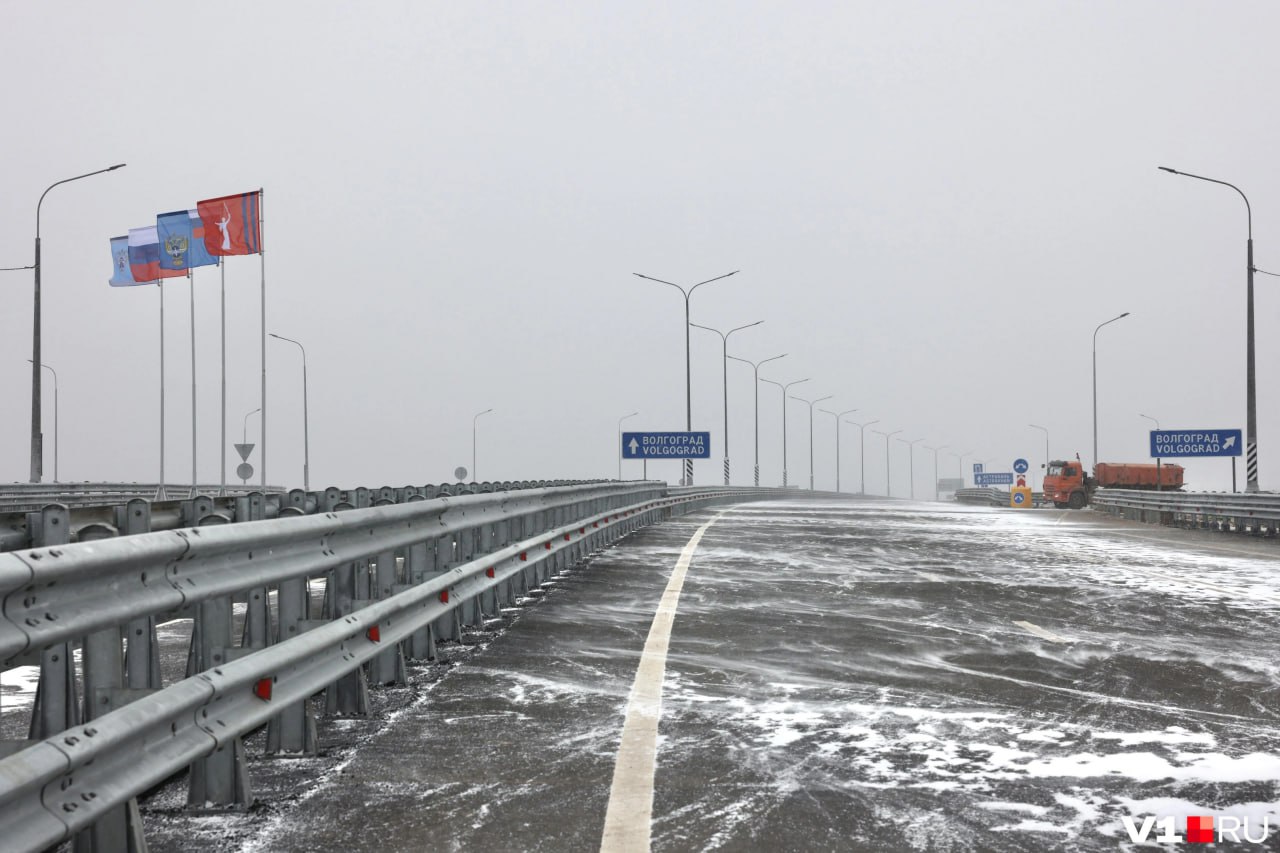 Сегодня на открытии 12 километровового участка объезда Волгограда губернатор Андрей Бочаров заявил что мечтает построить мост через Волгоградское море в районе Дубовки По его словам только так можно соединить транспортный обход Волгограда с федеральной трассой Р 229 и сделать его новым стратегически важным объектом для страны В ответ на озвученную мечту губернатора руководитель Федерального дорожного агентства Роман Новиков пообещал посмотреть и подумать