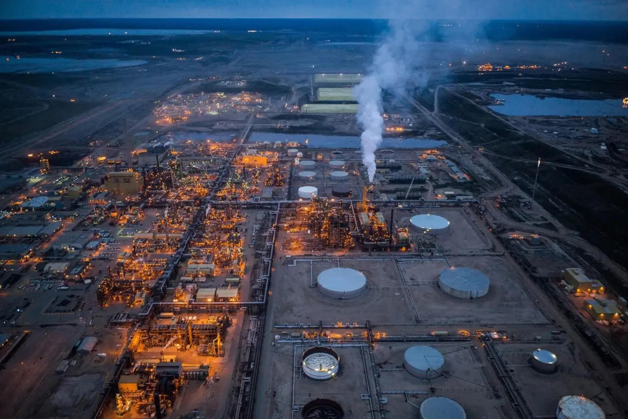 Shell впервые за 10 лет покупает крупный нефтедобывающий актив канадскую нефтегазовую компанию ARC Resources Сумма сделки составила 13 6 млрд Оплата 25 будет произведена деньгами 75 акциями причем премия к средневзвешенной цене ARC за 30 дней составила 20 Покупка ARC Resources делает Канаду центром деятельности Shell Это укрепляет нашу ресурсную базу на десятилетия вперед заявил глава компании Ваэль Саван Для топ менеджмента Shell сделка стала ответом на давление инвесторов требующих восполнить запасы ископаемого топлива в условиях когда крупные геологоразведочные открытия остались в прошлом Покупка ARC увеличит среднегодовой темп роста добычи Shell с 2026 по 2030 год с 1 до 4 Это позволит поддерживать добычу жидких углеводородов на плато около 1 4 млн б с до конца следующего десятилетия Исторически это крупнейшая покупка Shell с момента поглощения BG Group в 2015 году а для канадского рынка сделка стала самой большой с 2012 года когда CNOOC приобрела Nexen Приобретение ARC Resources радикально меняет стратегию присутствия Shell в Северной Америке В 2017 2021 годах компания избавилась от большей части своих активов в канадских нефтеносных песках и американском Пермском бассейне Теперь фокус смещается в сторону низкозатратной добычи сланцевого газа и жидких углеводородов Активы ARC расположенные в Британской Колумбии и Альберте идеально дополняют существующие проекты Shell включая терминал LNG Canada на западном побережье Новые активы обеспечат сырьем канадский СПГ завод где доля Shell составляет 40