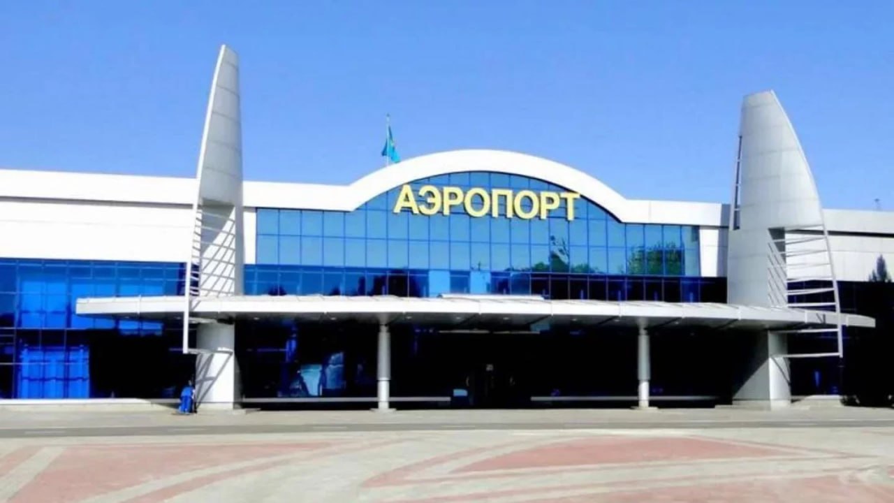 Фиктивные премии и аренда «для своих»: из аэропорта Усть-Каменогорска годами выводили деньги В АФМ сообщают, что бывшее руководство начисляло себе премии, занижало аренду и обналичивало деньги. В ВКО завершили расследование уголовного дела против бывшего президента и некоторых сотрудников АО «Аэропорт Усть-Каменогорск». По версии следствия, они пять лет систематически выводили деньги аэропорта, оформляя себе завышенные зарплаты и фиктивные премии, заключая мнимые договоры. Часть этих денег затем обналичивали через кассу. «Фигуранты схемы передали транспортные средства компании аффилированным лицам по ценам значительно ниже рыночных. Также выявлены случаи сдачи в аренду коммерческой недвижимости на льготных условиях — с заниженными тарифами и площадью, уменьшенной на бумаге», — утверждают в Агентстве по финмониторингу. Ущерб государству составил 157 миллионов тенге. Имущество подозреваемых на 126 миллионов арестовали: в перечень вошли четыре квартиры, земельный участок и две машины. Все фигуранты сейчас под стражей. В июне мы писали, что в отношении АО «Аэропорт Усть-Каменогорск» начали антимонопольное расследование. • Фото: пресс-служба АЗРК.