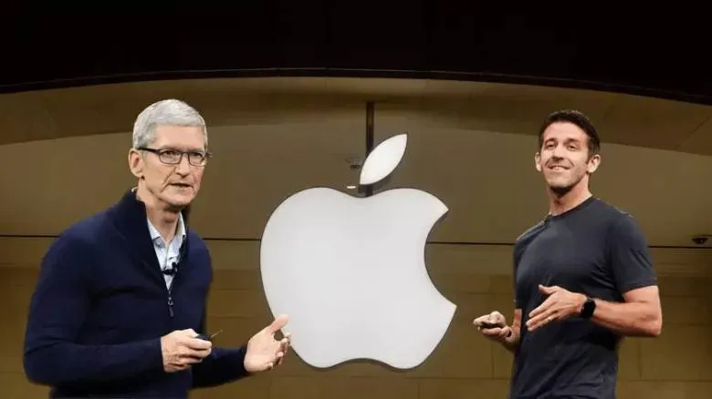 Apple меняет CEO впервые за 15 лет Тим Кук покидает должность С 1 сентября его сменит главный технарь компании Джон Тернус 1 апреля в России ограничивают оплату Apple ID с мобильного 14 апреля Виктория Боня записывает видеообращение 20 апреля Тим Кук покидает пост СЕО Apple Думайте