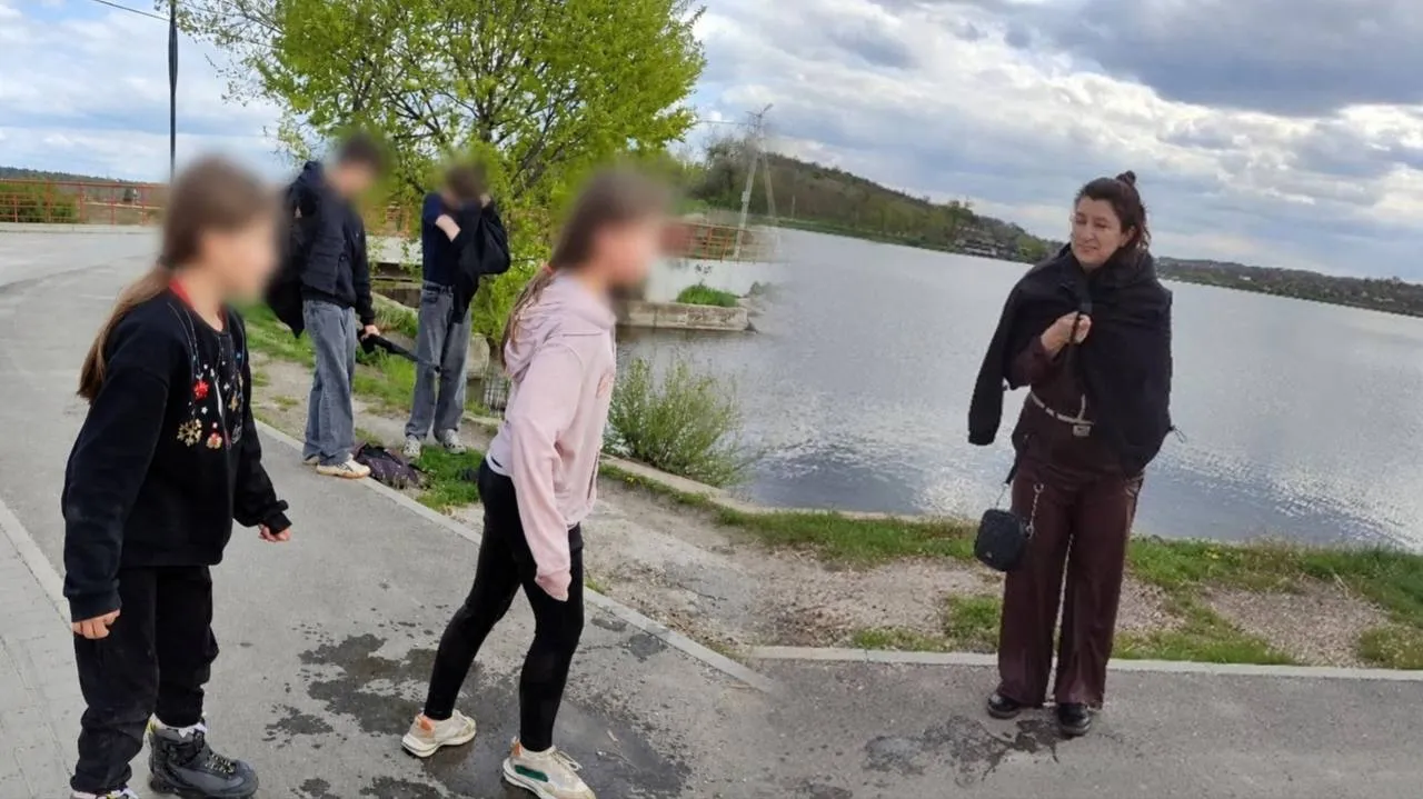 В Бельцах прохожая спасла тонущую девочку По предварительной информации девочка поскользнулась на бетонных плитах у берега упала в воду и не смогла выбраться самостоятельно Очевидцы заметили что её уносит течением всё дальше от берега Как пишут местные телеграм каналы одна из прохожих не раздумывая прыгнула в воду прямо в одежде и подтолкнула ребёнка к берегу На помощь также пришли находившиеся поблизости мальчики вместе им удалось вытащить девочку из воды Информация о состоянии ребёнка пока не уточняется Подпишись на primulinmd