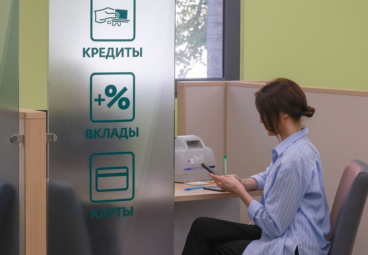 С 1 октября часть россиян смогут оформить кредитные каникулы С октября российские предприниматели малого и среднего бизнеса и самозанятые смогут воспользоваться кредитными каникулами сроком до 6 месяцев Соответствующий федеральный закон уже подписал президент страны Владимир Путин Отмечается что новый закон позволяет отсрочить платежи по кредитам льготного кредитования один раз в пять лет независимо от изменения выручки предприятия Кредитные каникулы доступны компаниям из любых отраслей при условии что сумма займа не превышает 0 10 млн рублей для самозанятых 0 60 млн для микропредприятий 0 400 млн для малых 0 1 млрд для средних предприятий Подписаться на truekpru Читать нас в MAX